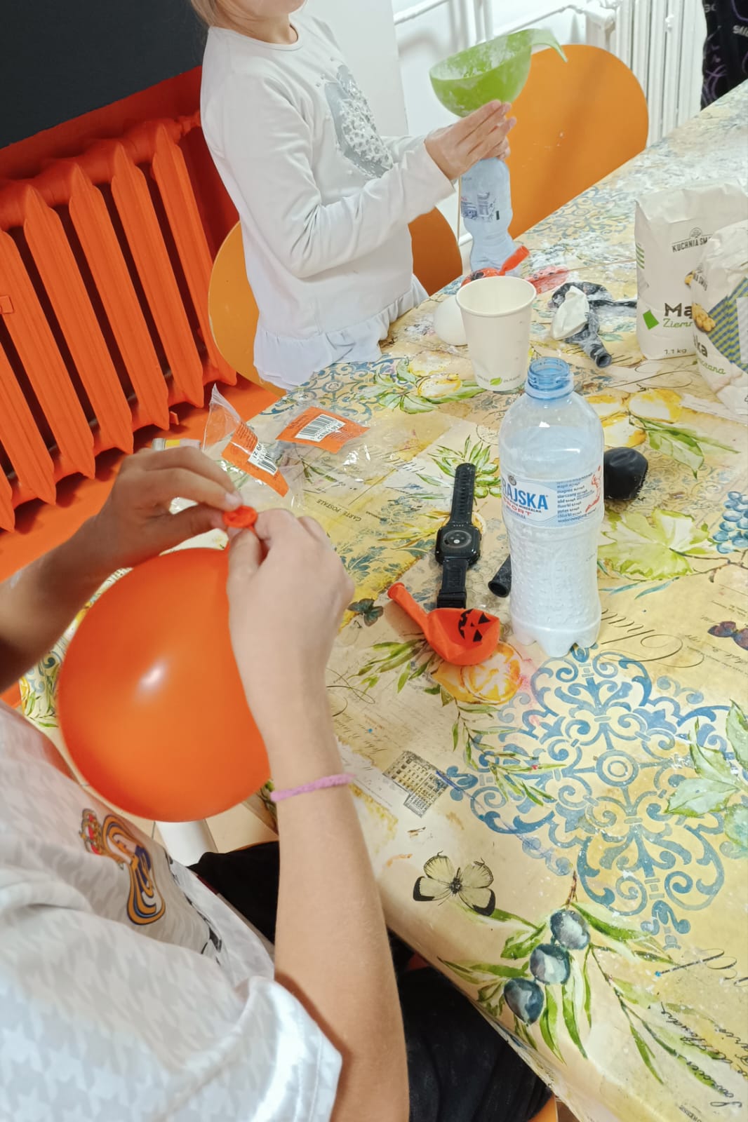 Dzieci przygotowują balony do zrobienia gniotków.
