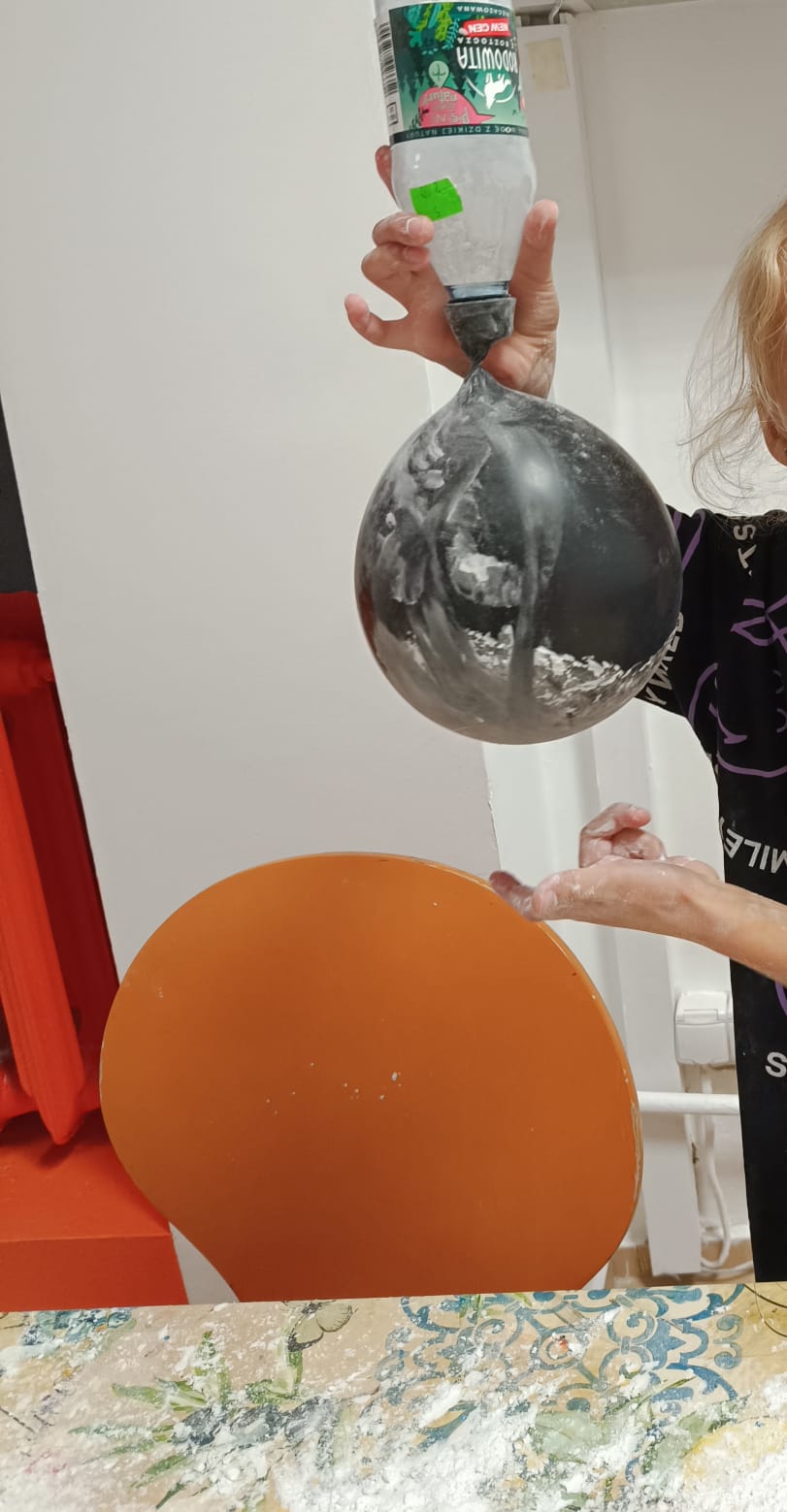 Dzieci napełniają balony, żeby zrobić gniotki.
