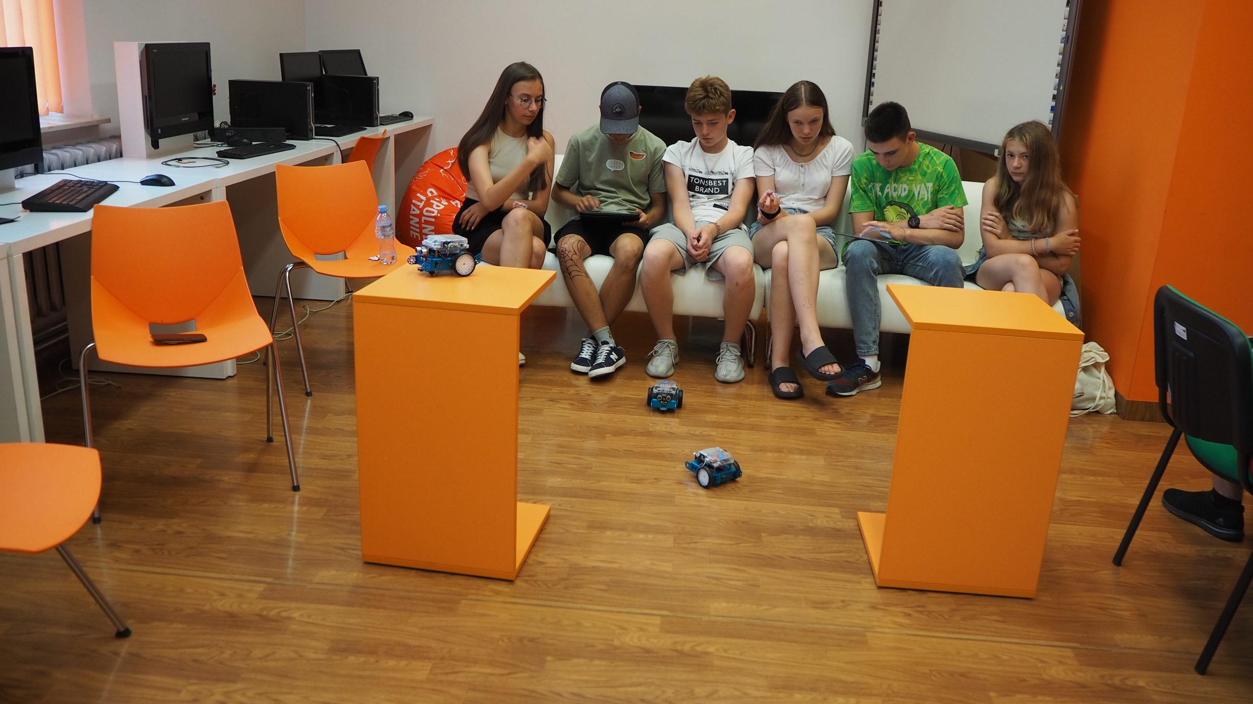 grupa młodzieży podczas zajęć z kodowania