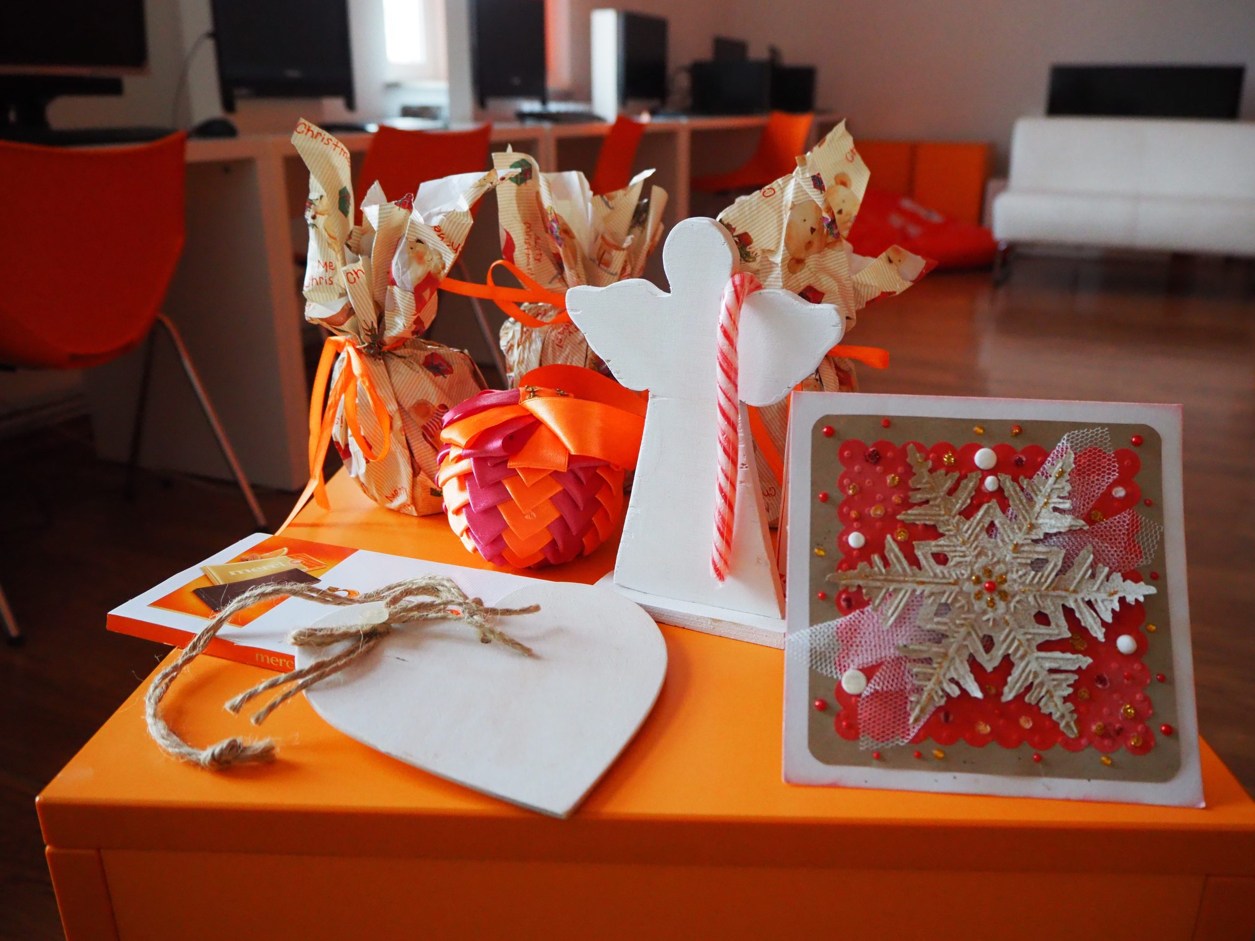 na zdjęciu noworoczny prezent od pracowni orange