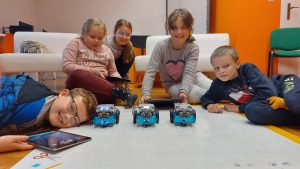 Grupa dzieci z robotami mBoty.