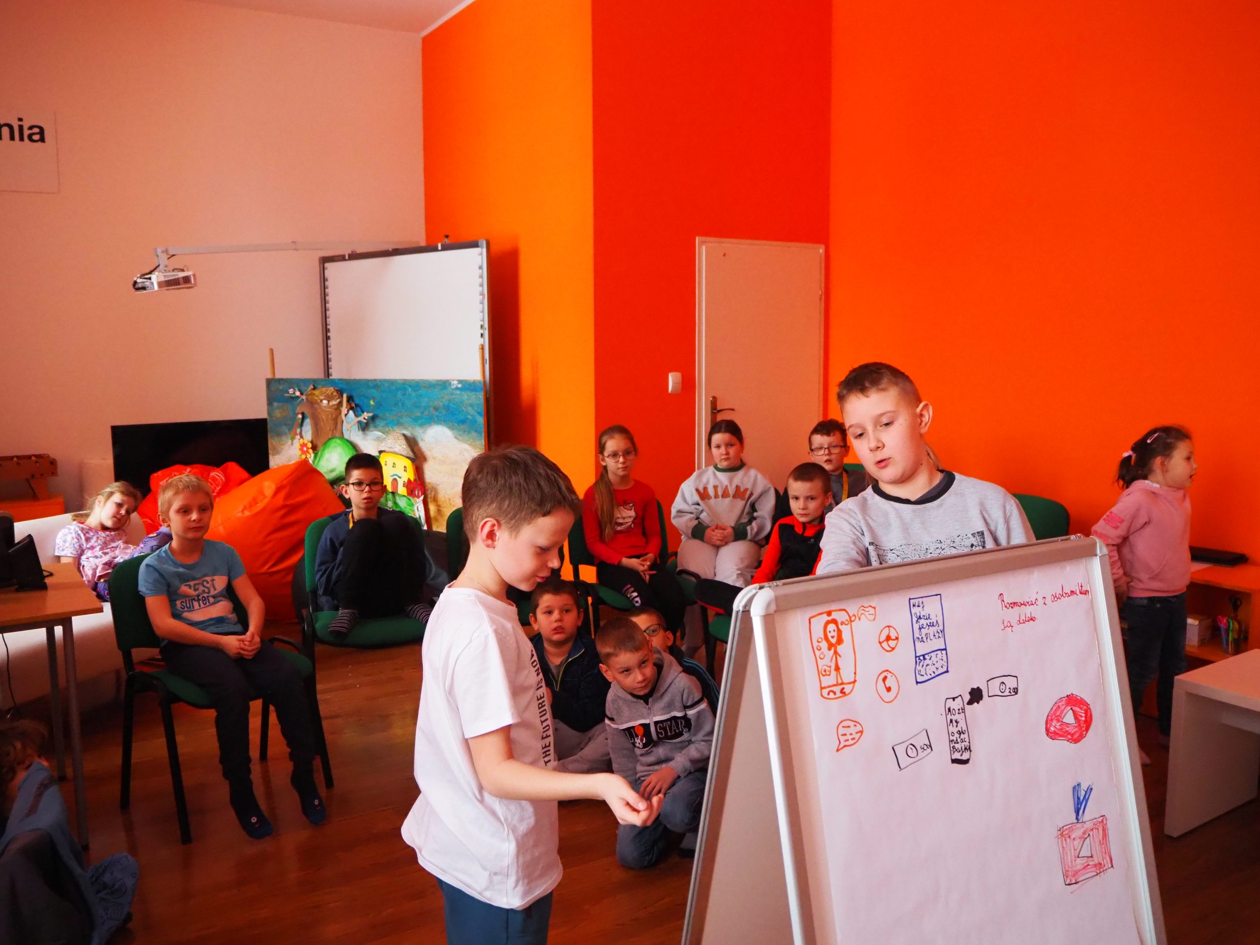 dzieci podczas dnia bezpiecznego internetu w pracowni orange