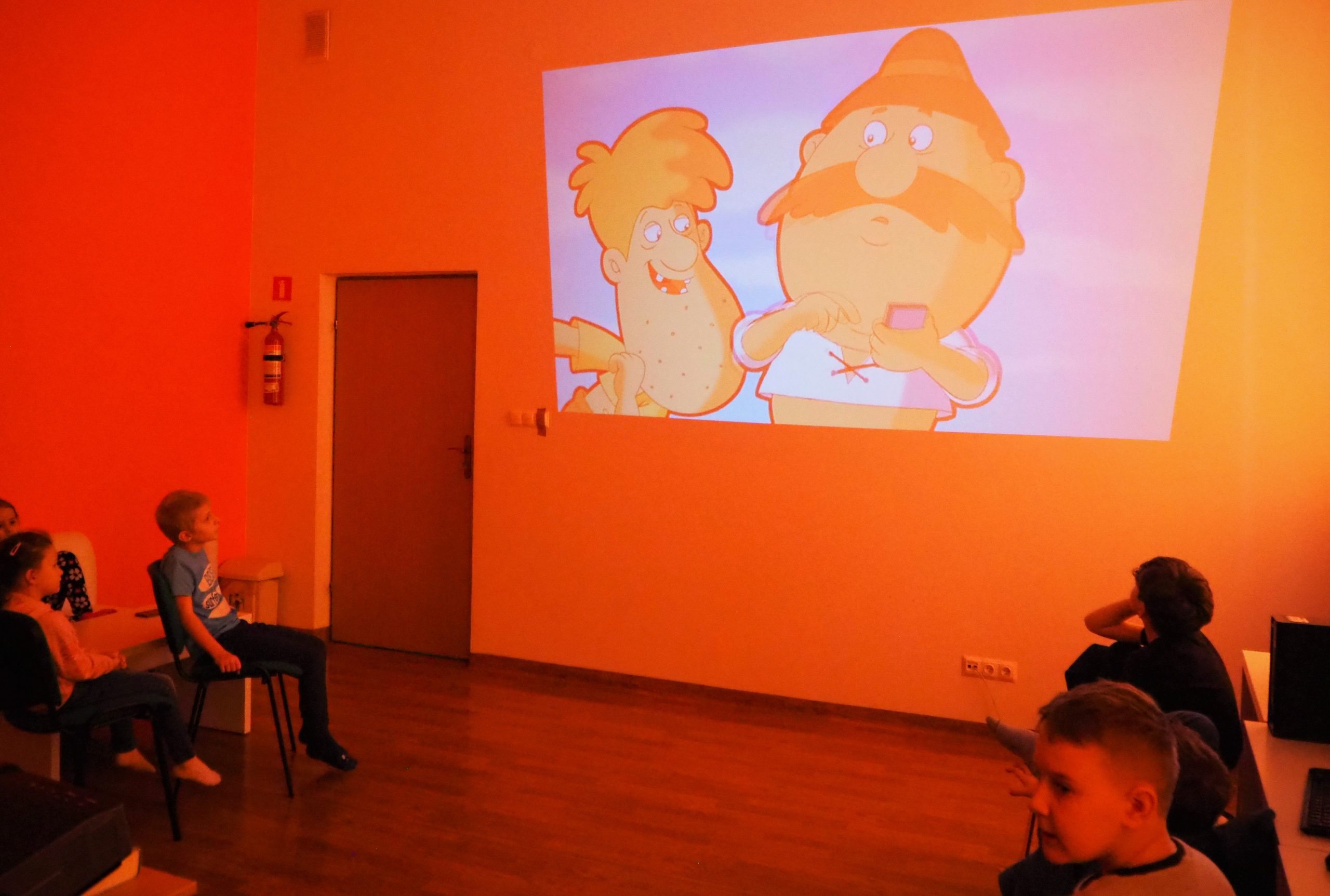 film dla dzieci wyświetlany na ścianie w pracowni orange