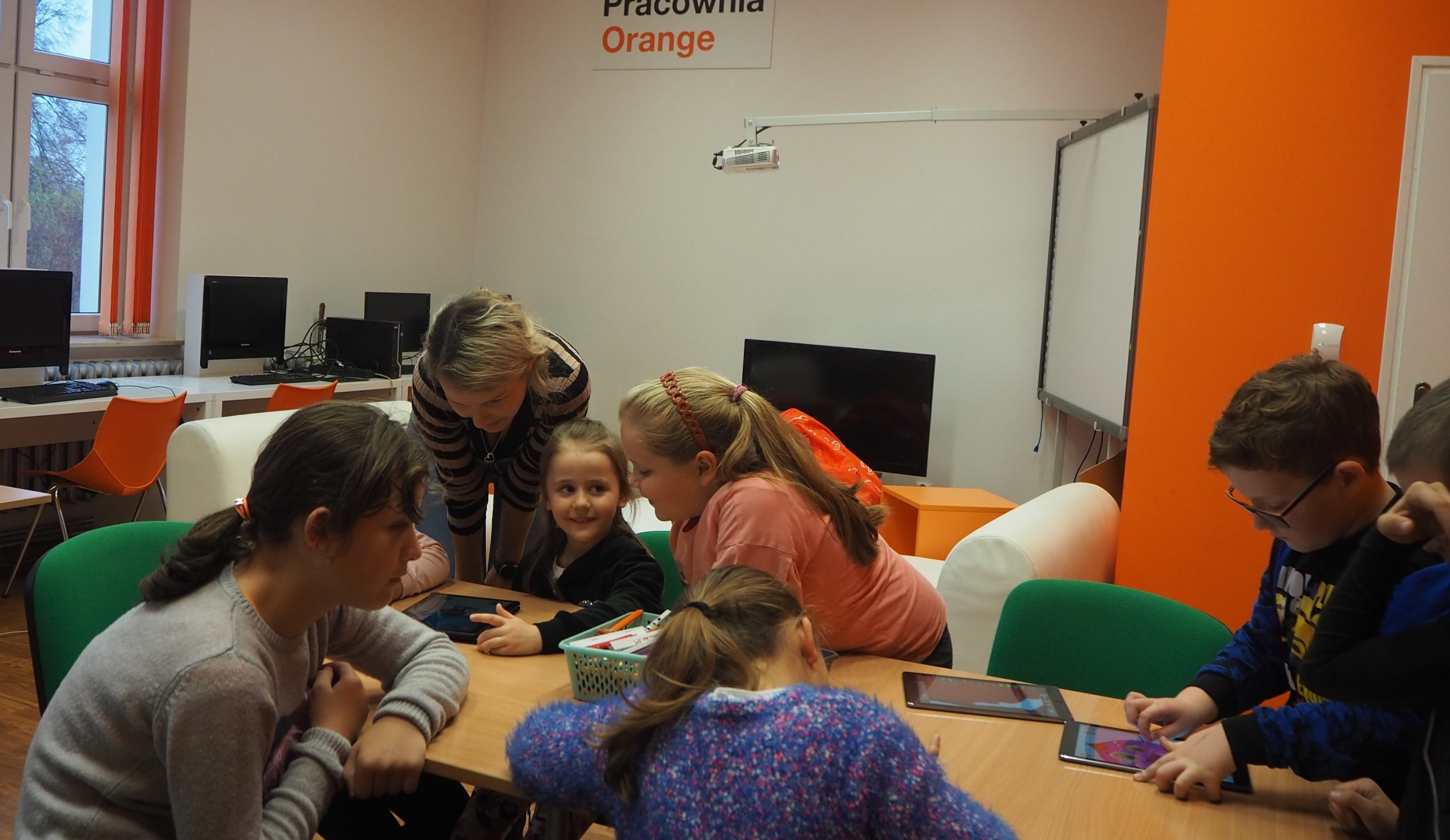 Grupa dzieci z tabletami, podczas zabawy aplikacją Color Quest.