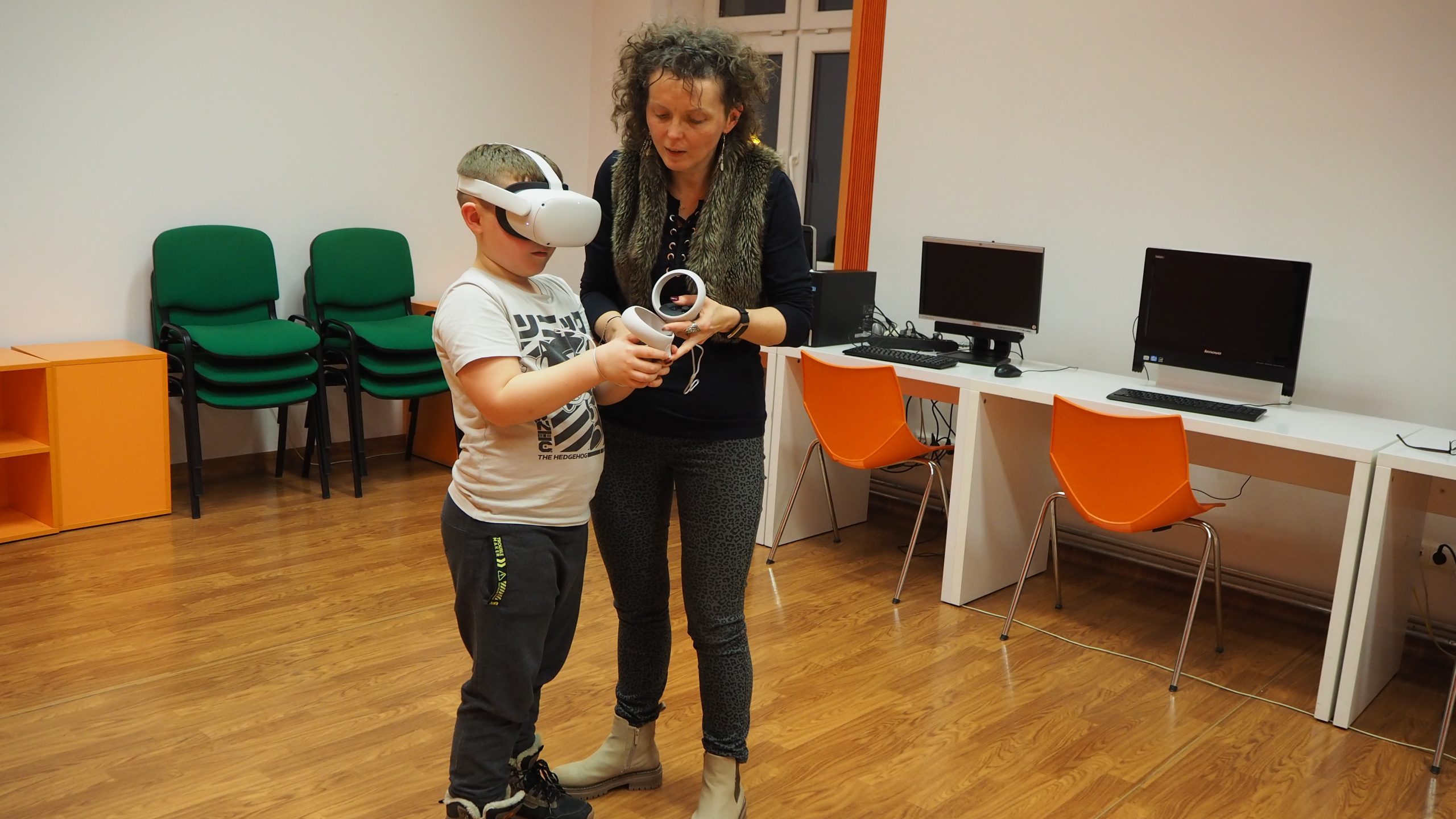 chłopiec korzysta z gogli VR