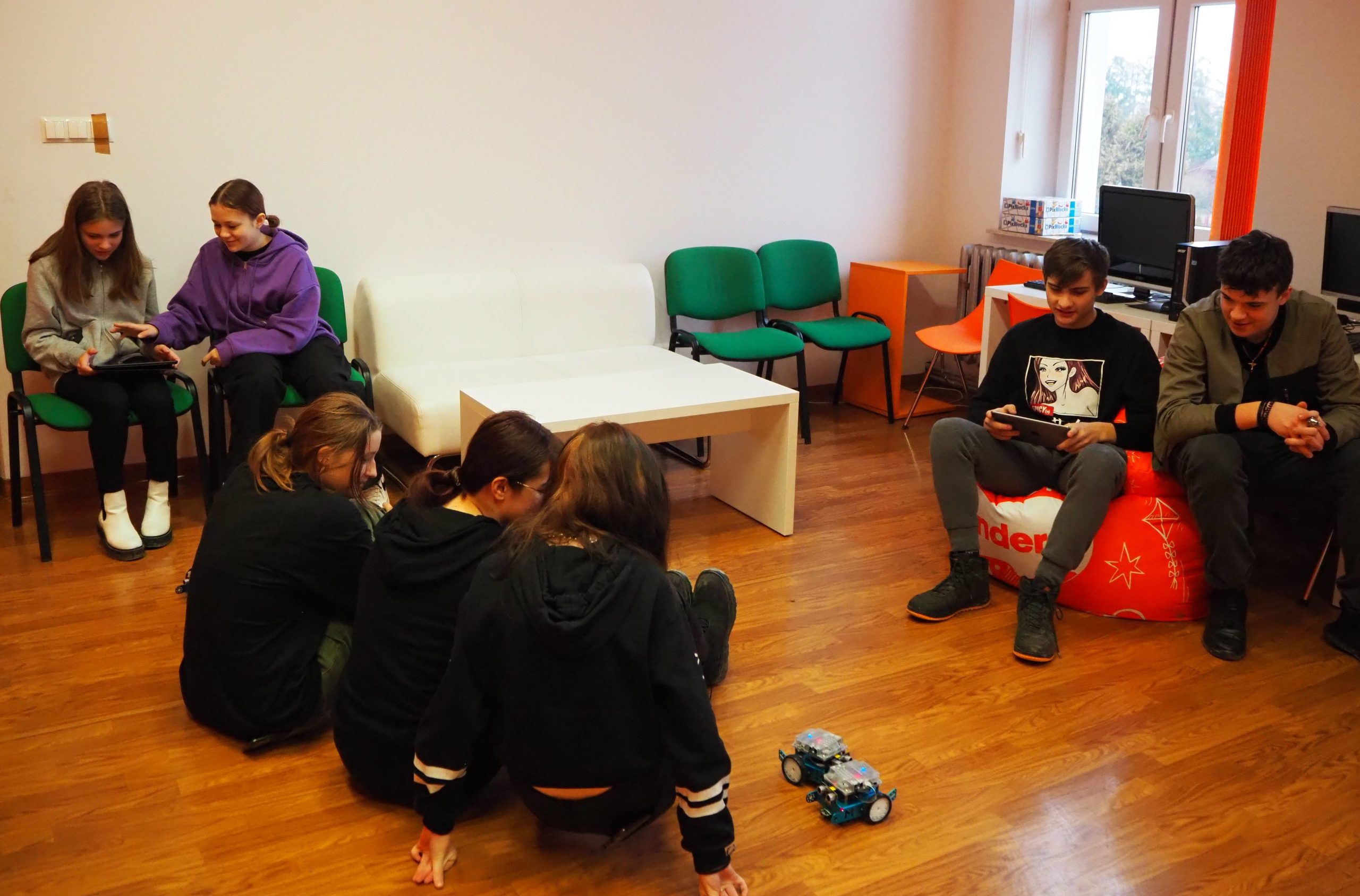 ósemka młodych ludzi podczas zajęć warsztatowych korzysta z tabletów