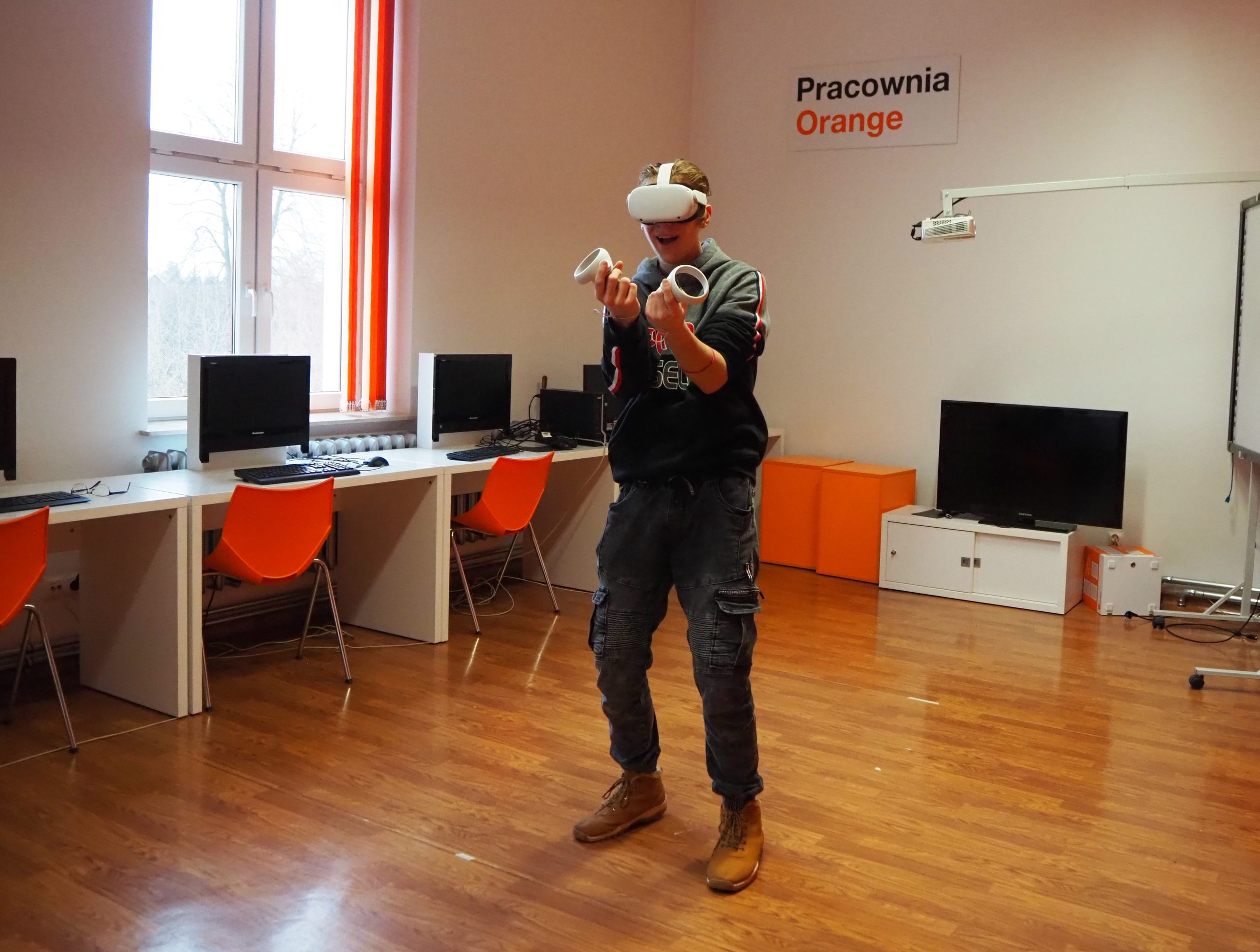 chłopak korzysta z gogli do wirtualnej rzeczywistości w pracowni orange