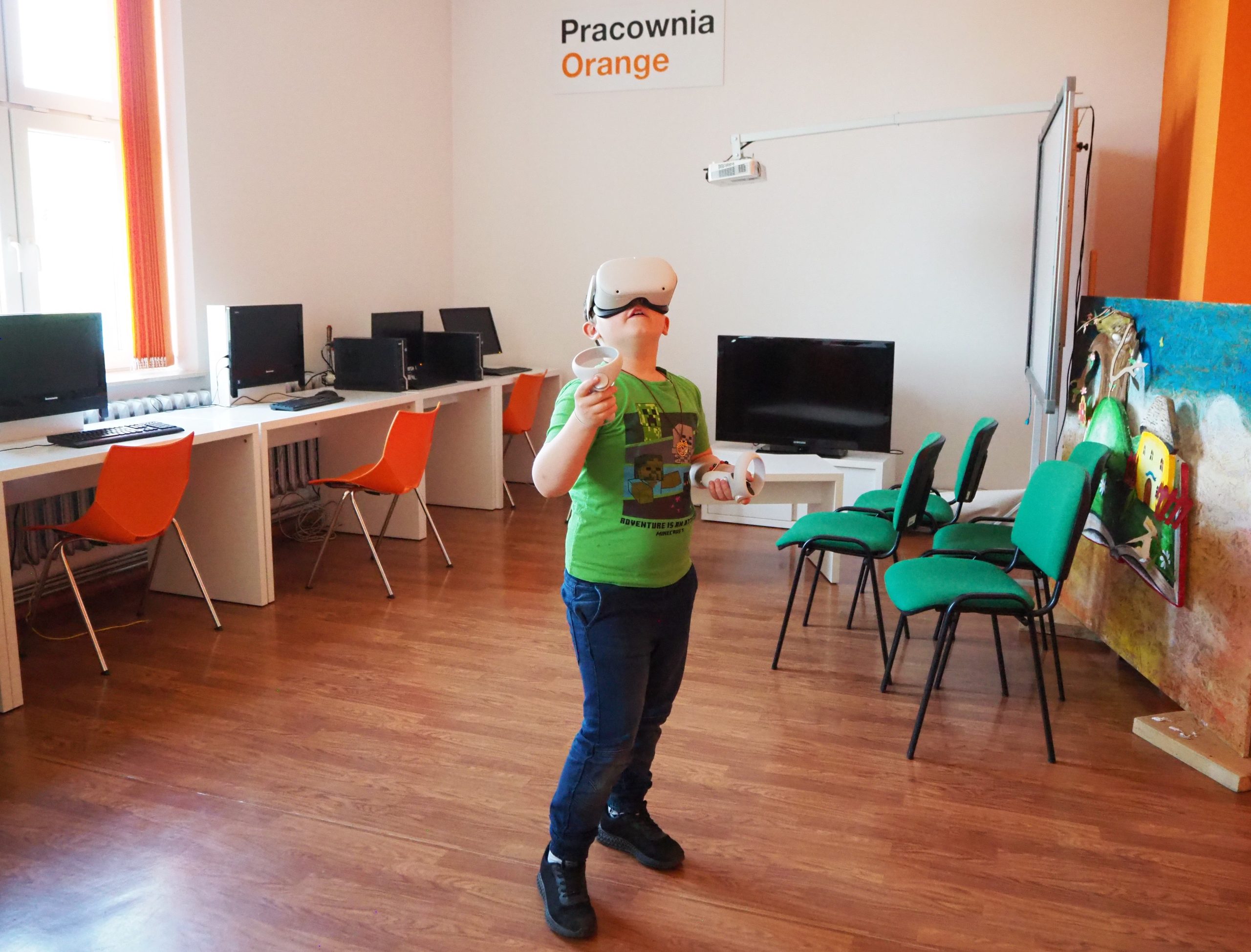 chłopiec w pracowni orange korzysta z okularów do wirtualnej rzeczywistości