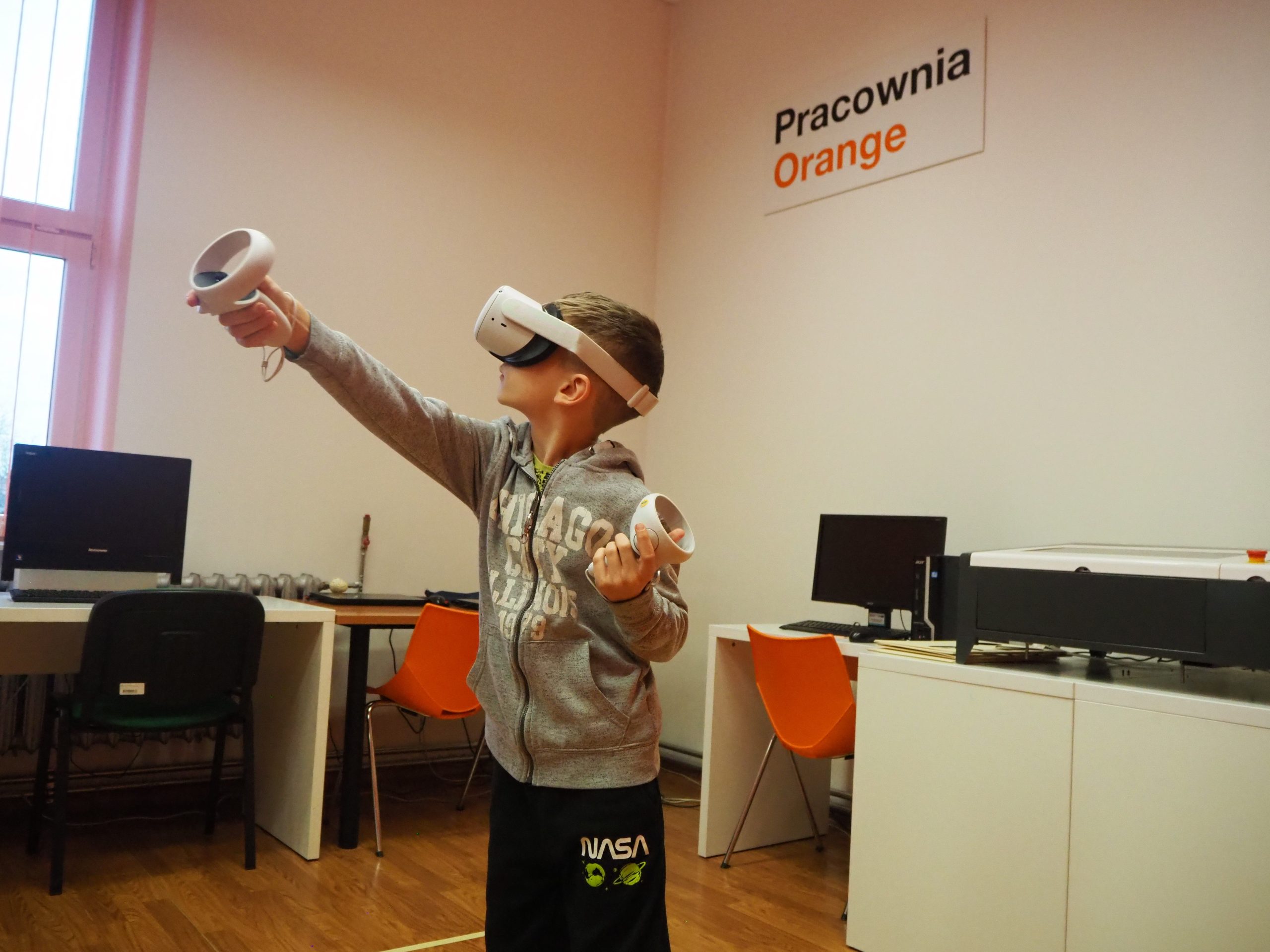 Chłopiec korzystający z gogli VR.