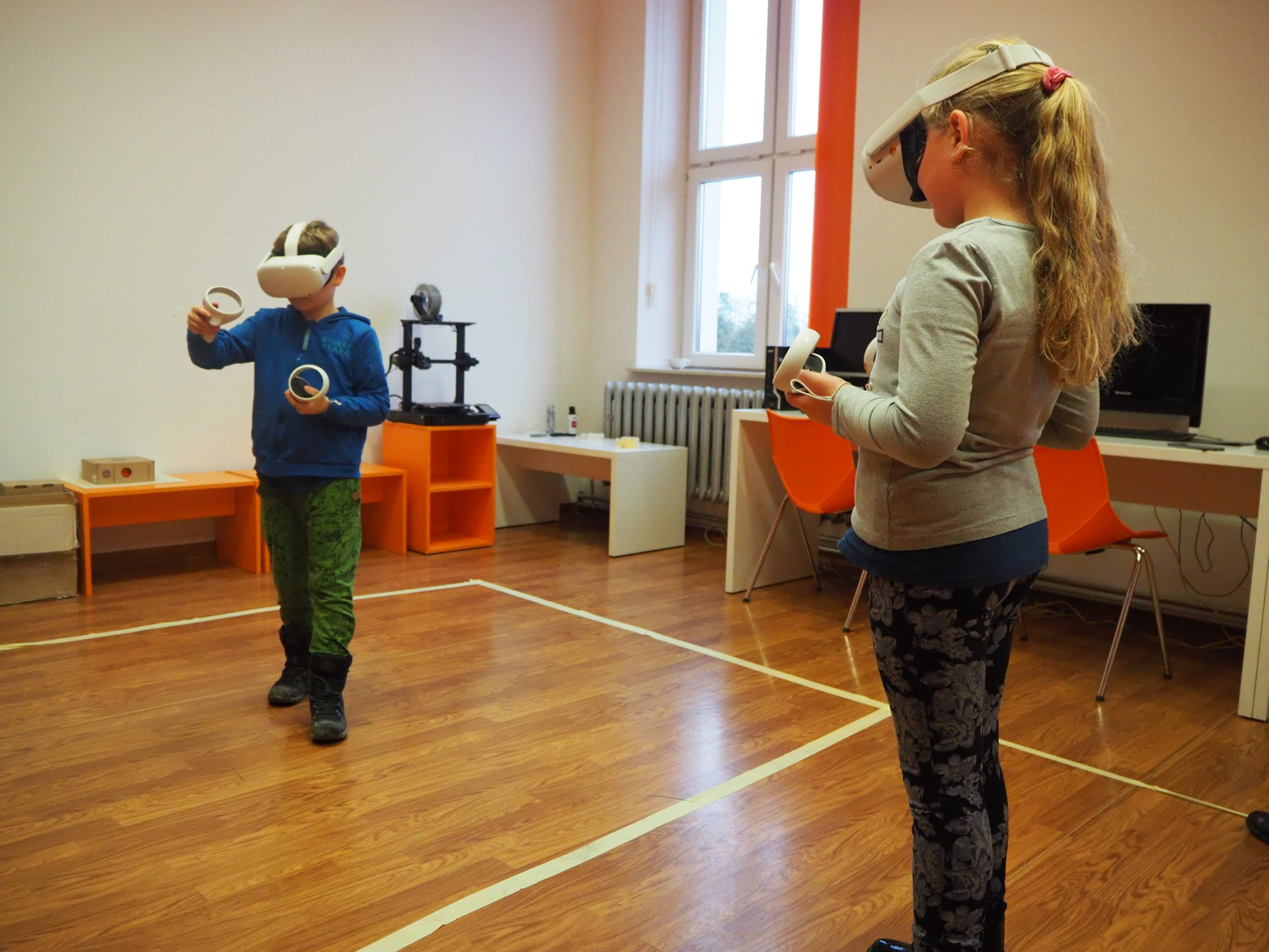 Dzieci korzystające z gogli VR.