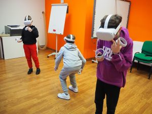 Trójka dzieci korzysta z gogli VR.