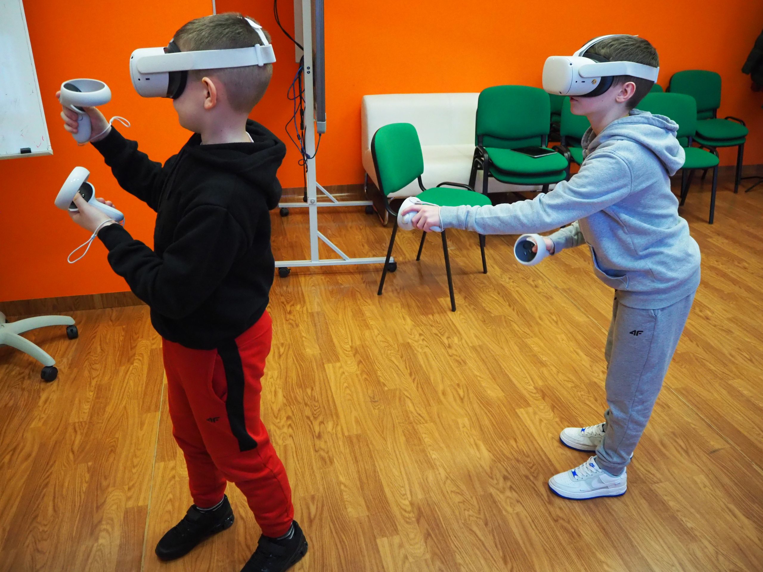 Dzieci korzystające z gogli VR.