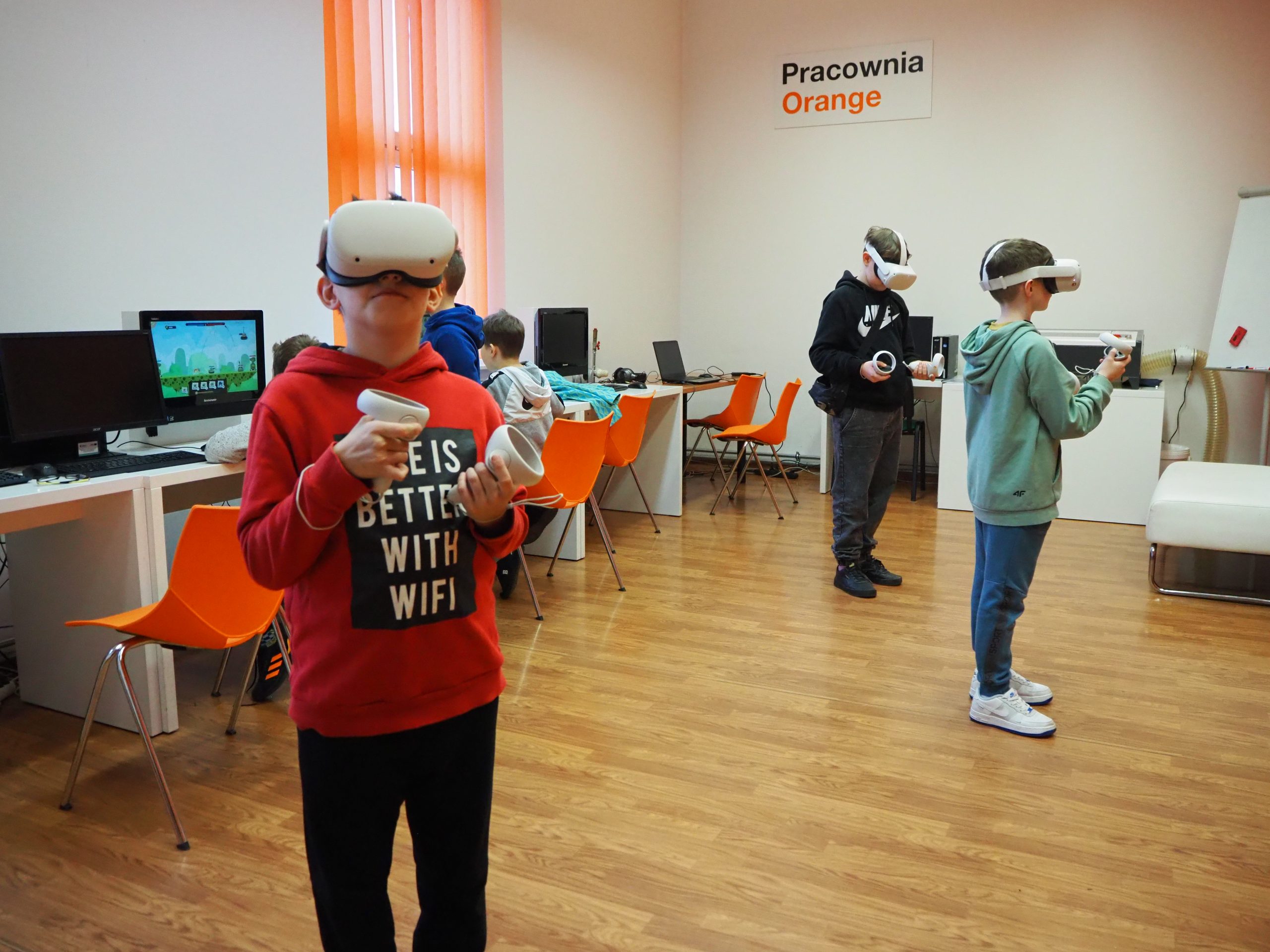 Uczestnicy warsztatów w goglach VR.