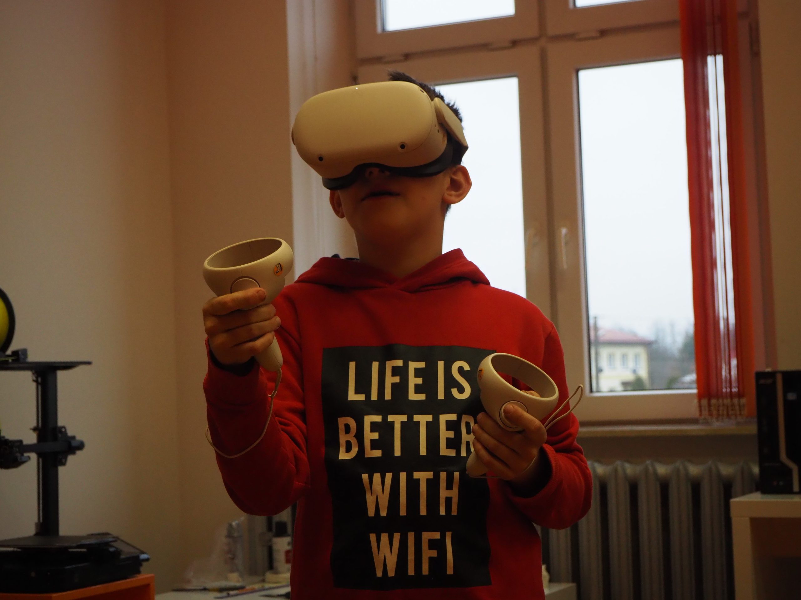Uczestnicy warsztatów w goglach VR.