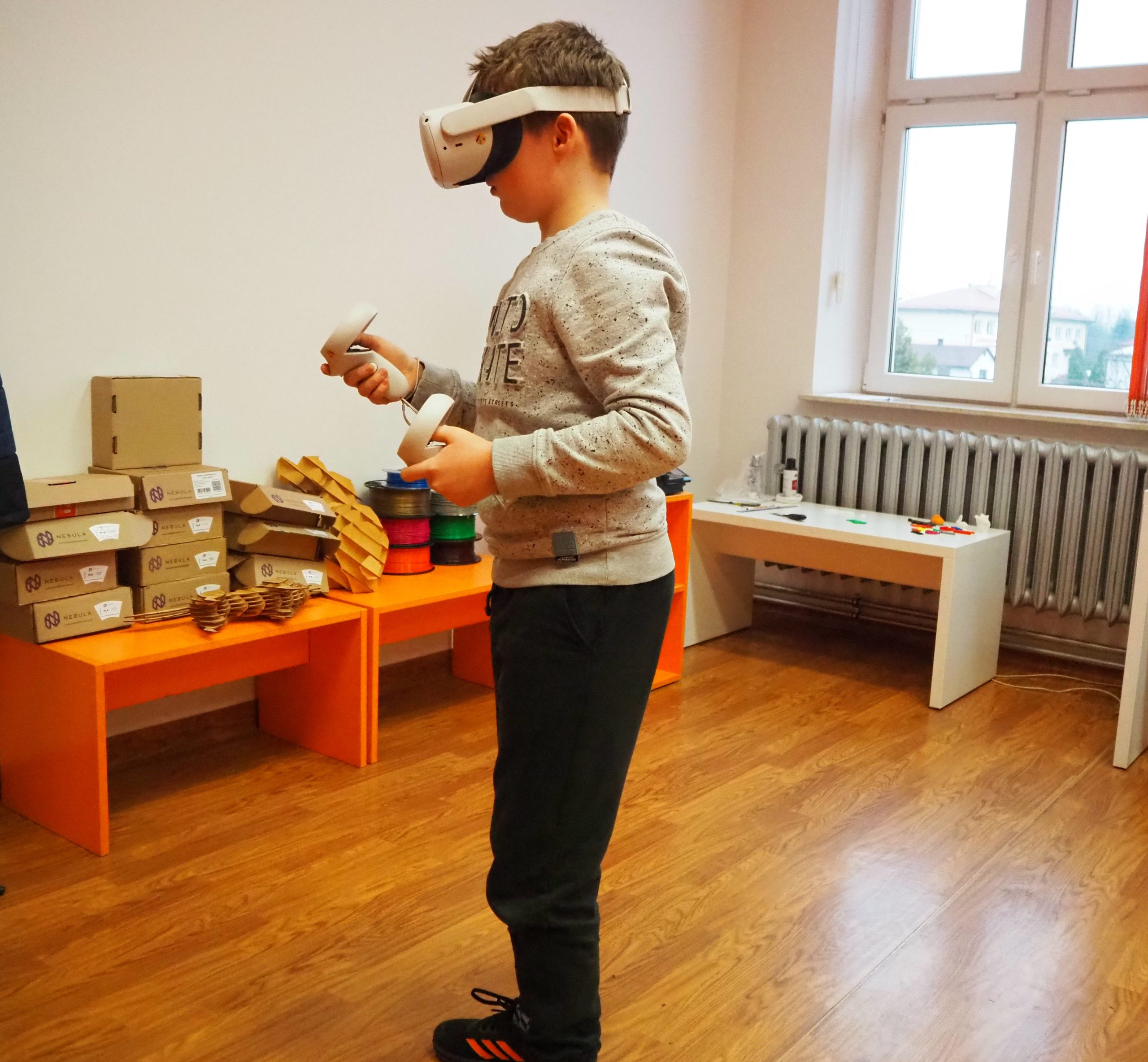 Uczestnicy warsztatów w goglach VR.