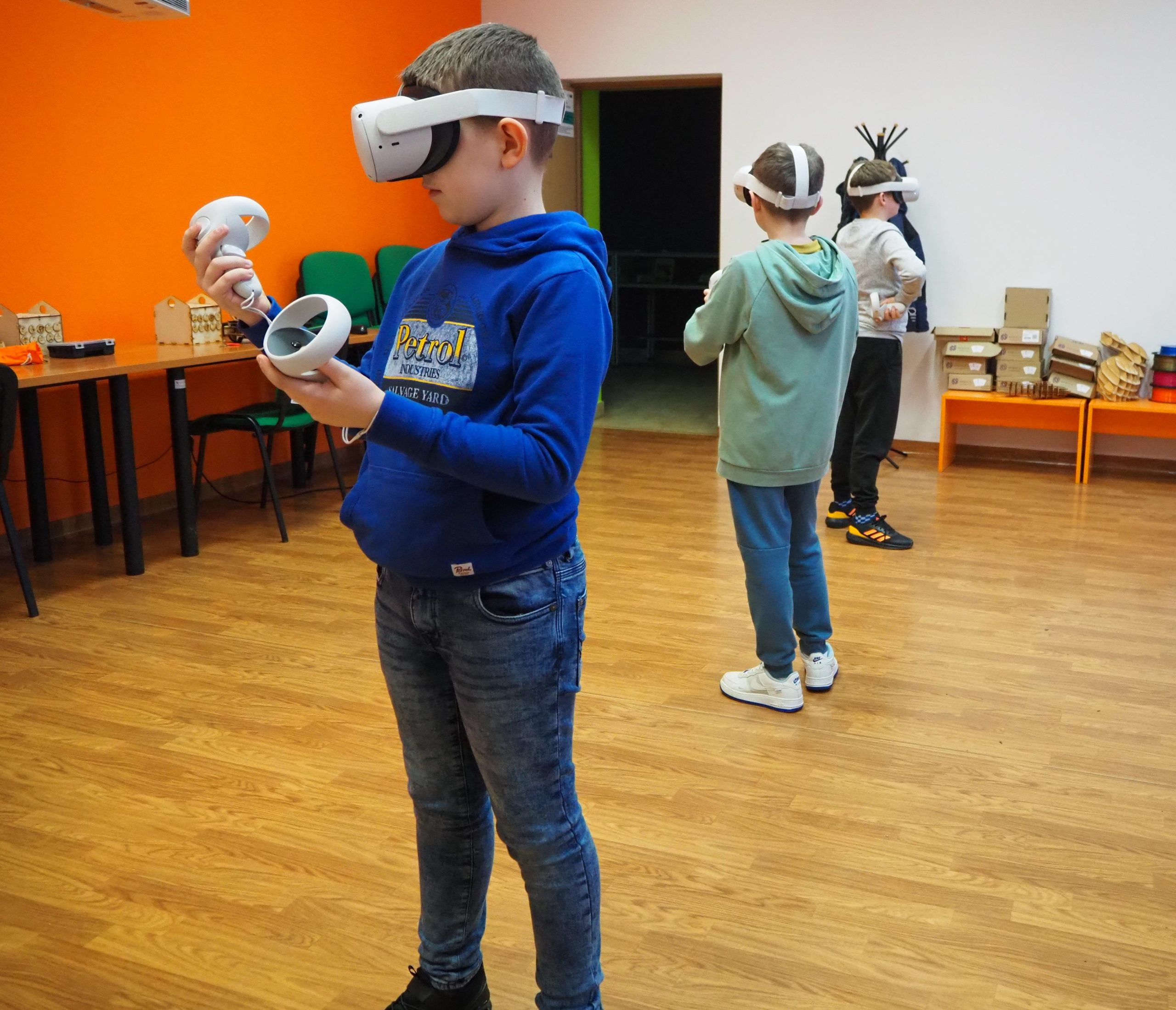 Uczestnicy warsztatów w goglach VR.