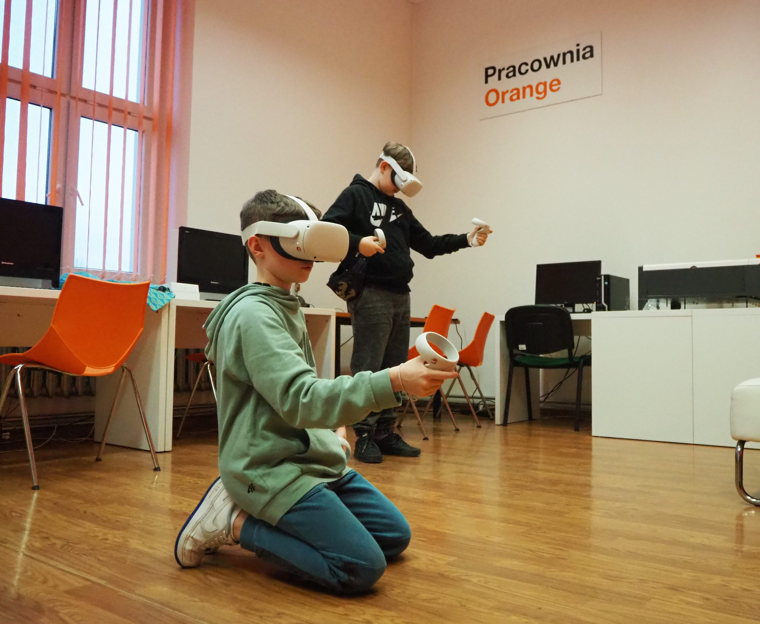 Uczestnicy warsztatów w goglach VR.