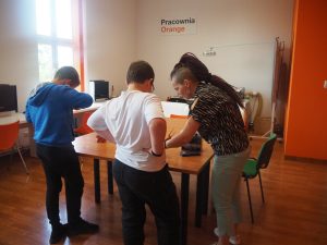 W pracowni Orange zajęcia z laserodruku,dzieci z Panią na zajęciach