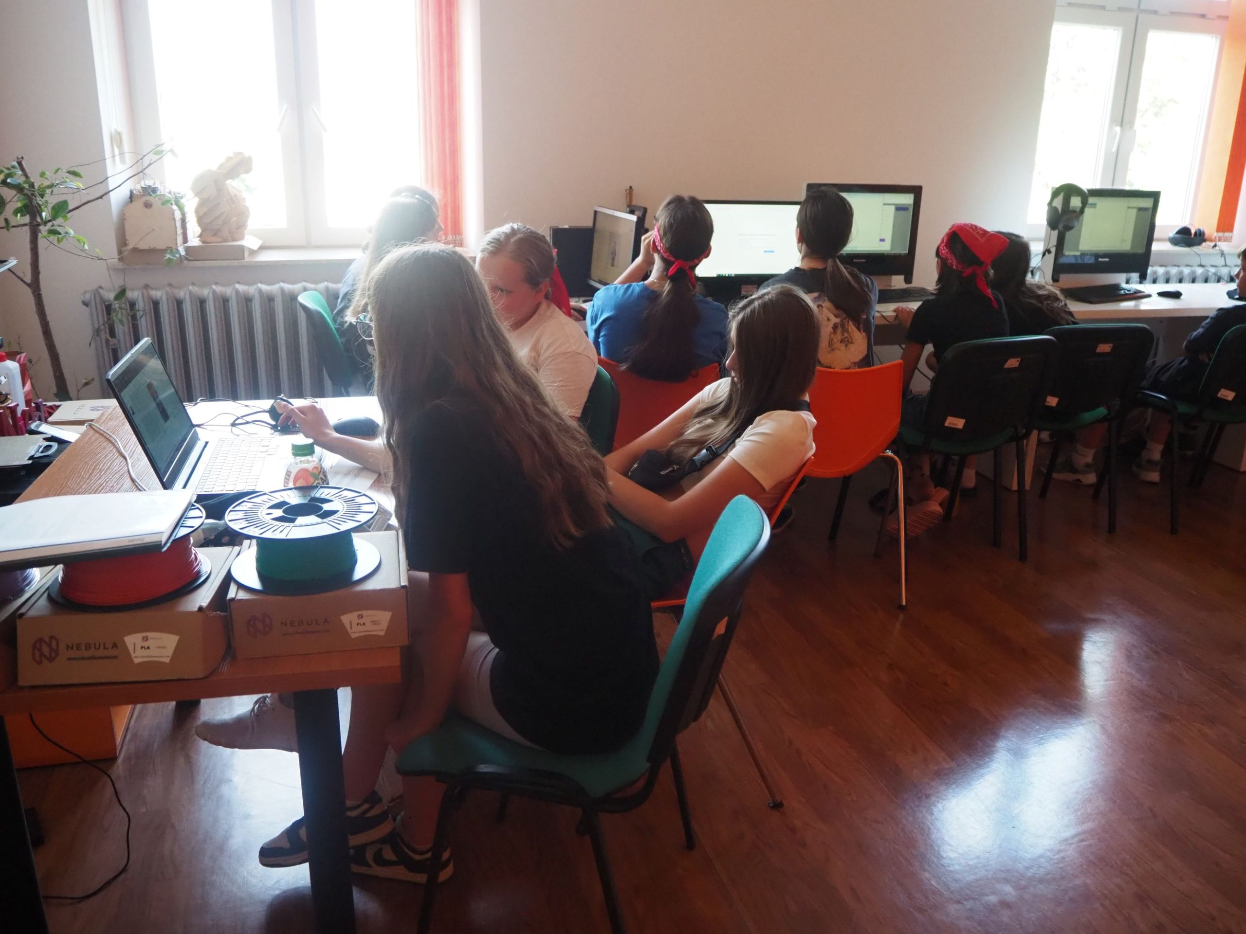 dzieci na zajęciach z Vidnoz i bing create