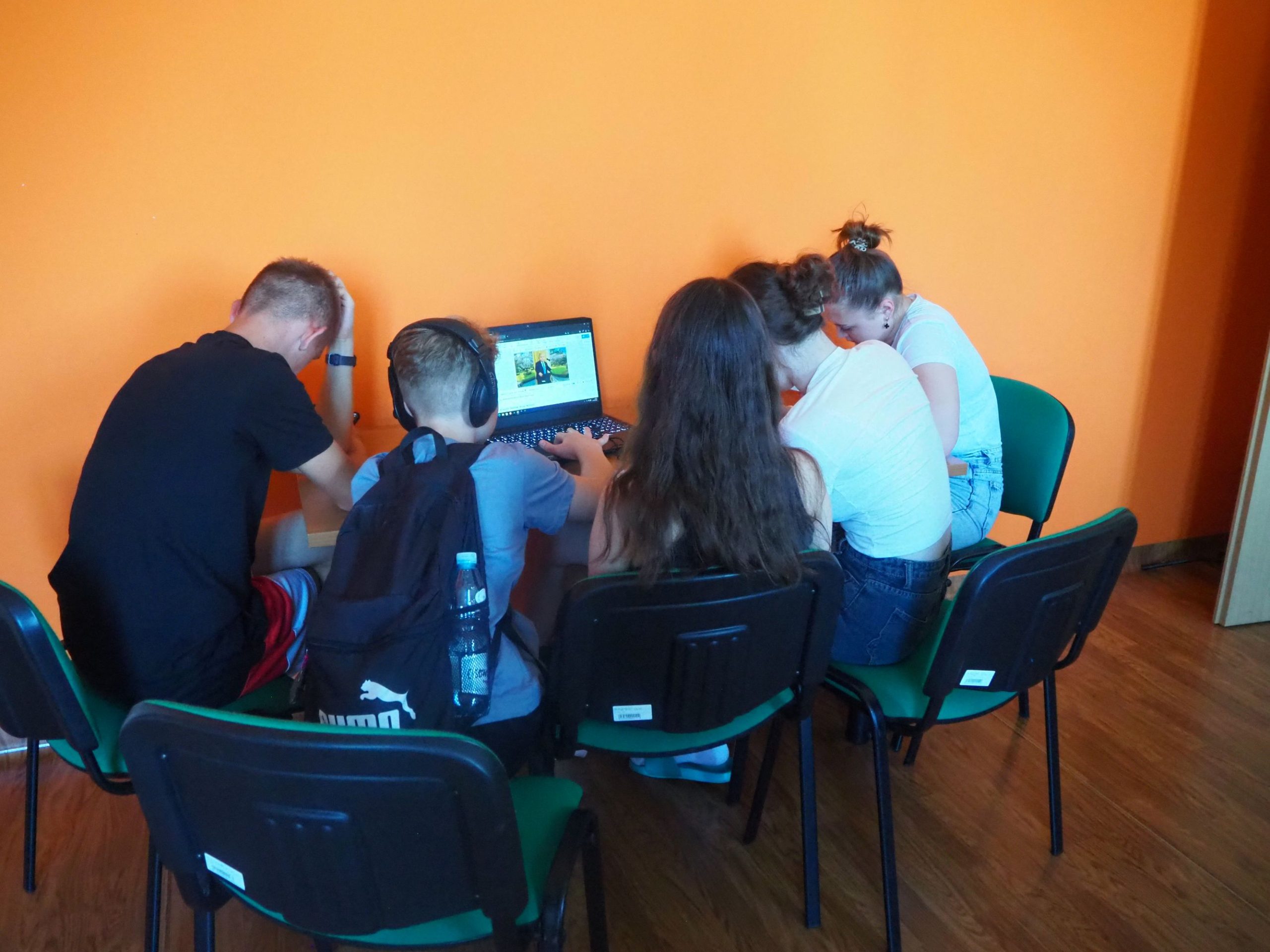 grupa dzieci pracująca na zajęciach z technologi