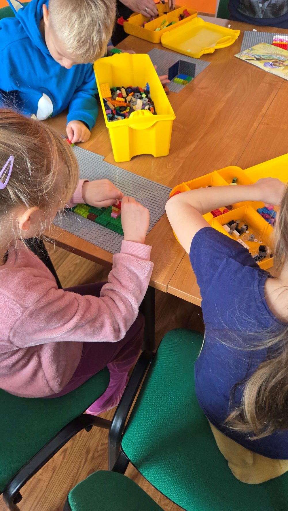 dzieci układają klocki lego