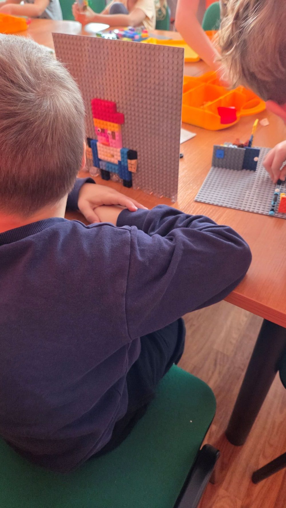 chłopiec zbudował z klocków lego czerwonego kapturka