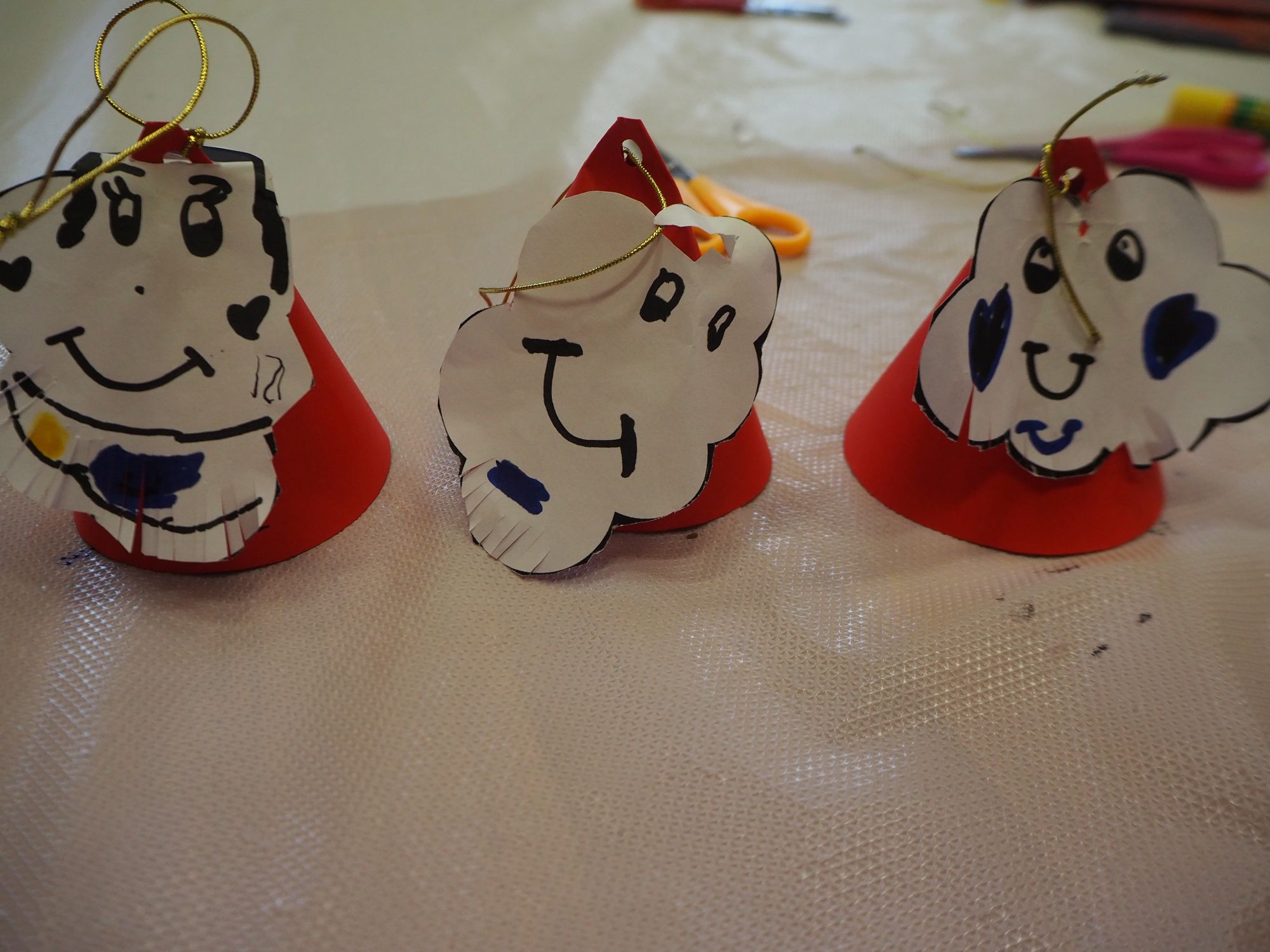 3 małe mikołaje wykonane z papieru czerwonego i z białego