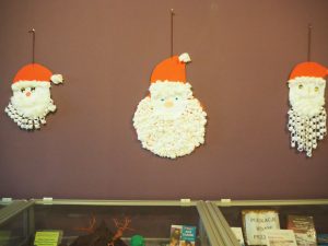 trzy mikołaje zrobione z papieru