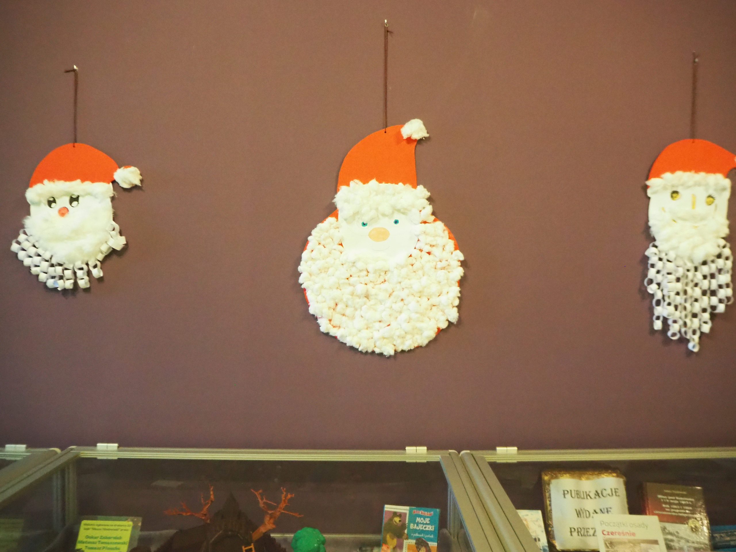 trzy mikołaje zrobione z papieru