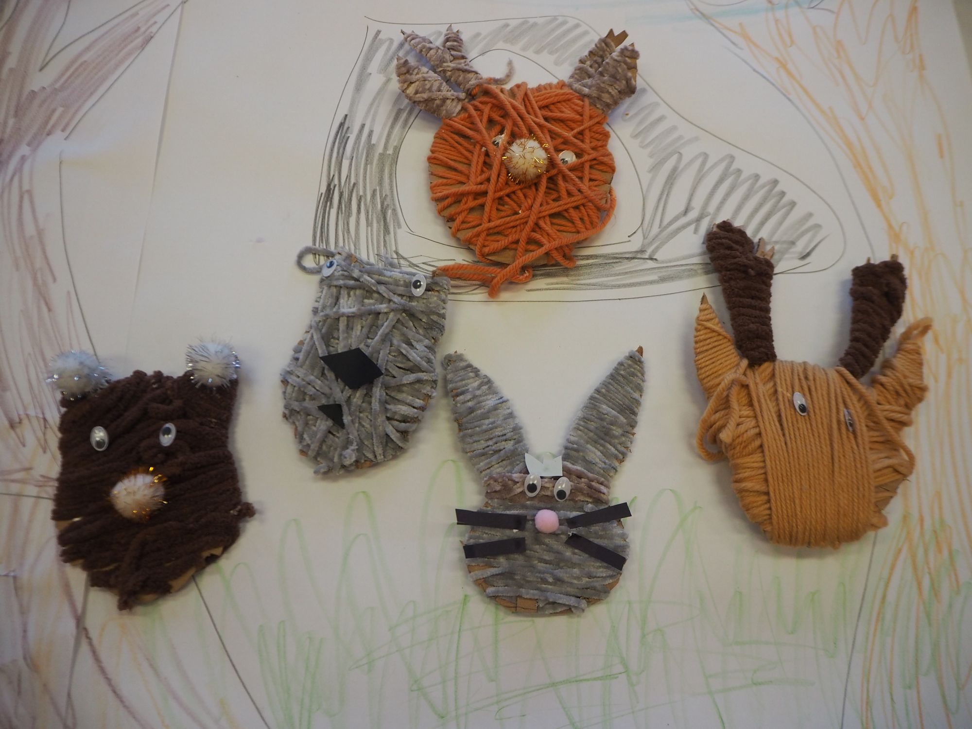 różne zwierzęta wykonane z włóczki i tektury wykonane przez dzieci