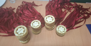 medale dla pań z koła gospodyń wypalone na ploterze laserowym