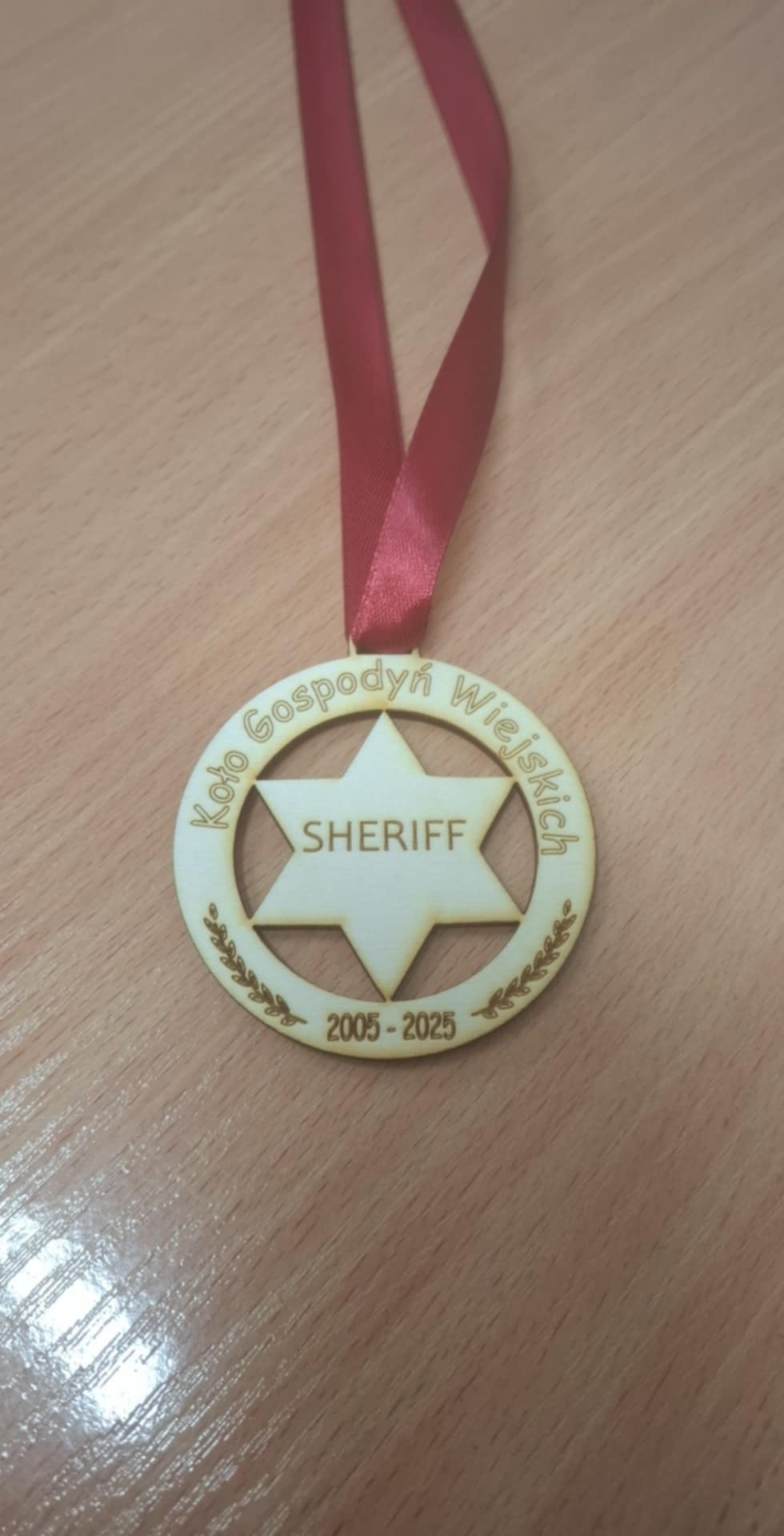 medal ze sklejki ze bordową wstążką