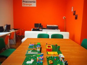 w pracowni Orange na stole klocki lego