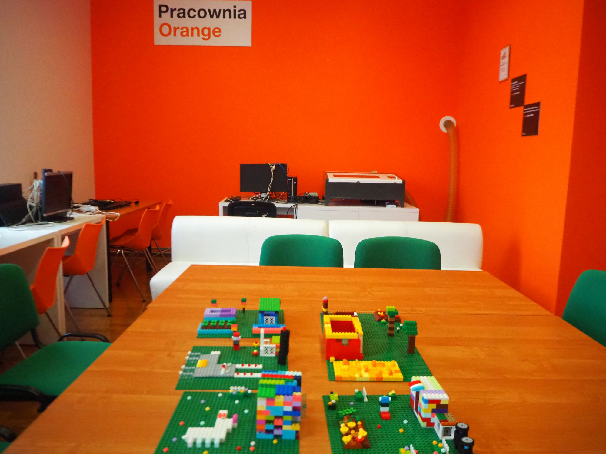 w pracowni Orange na stole klocki lego