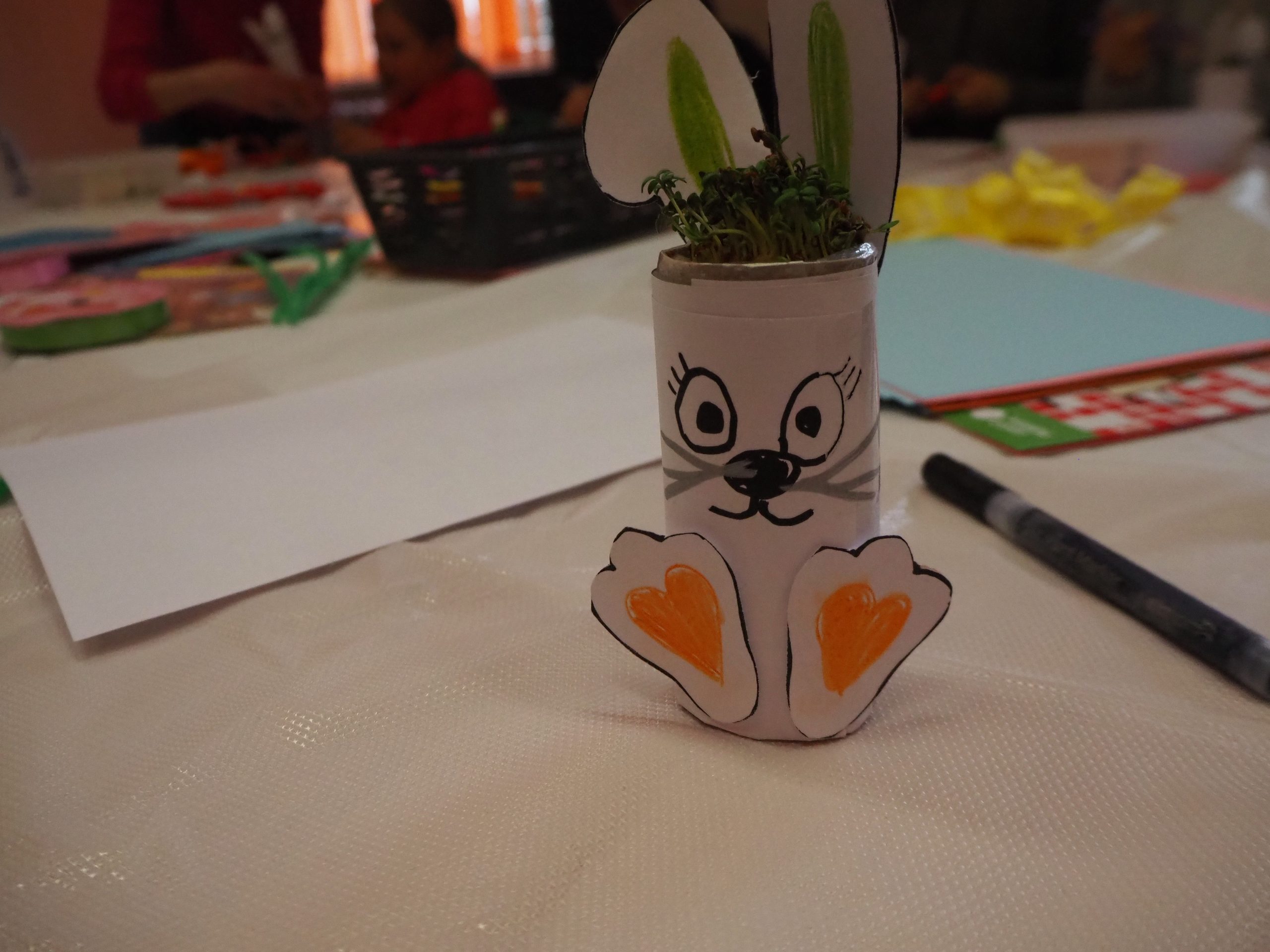 Zajączki z rolek papieru toaletowego.