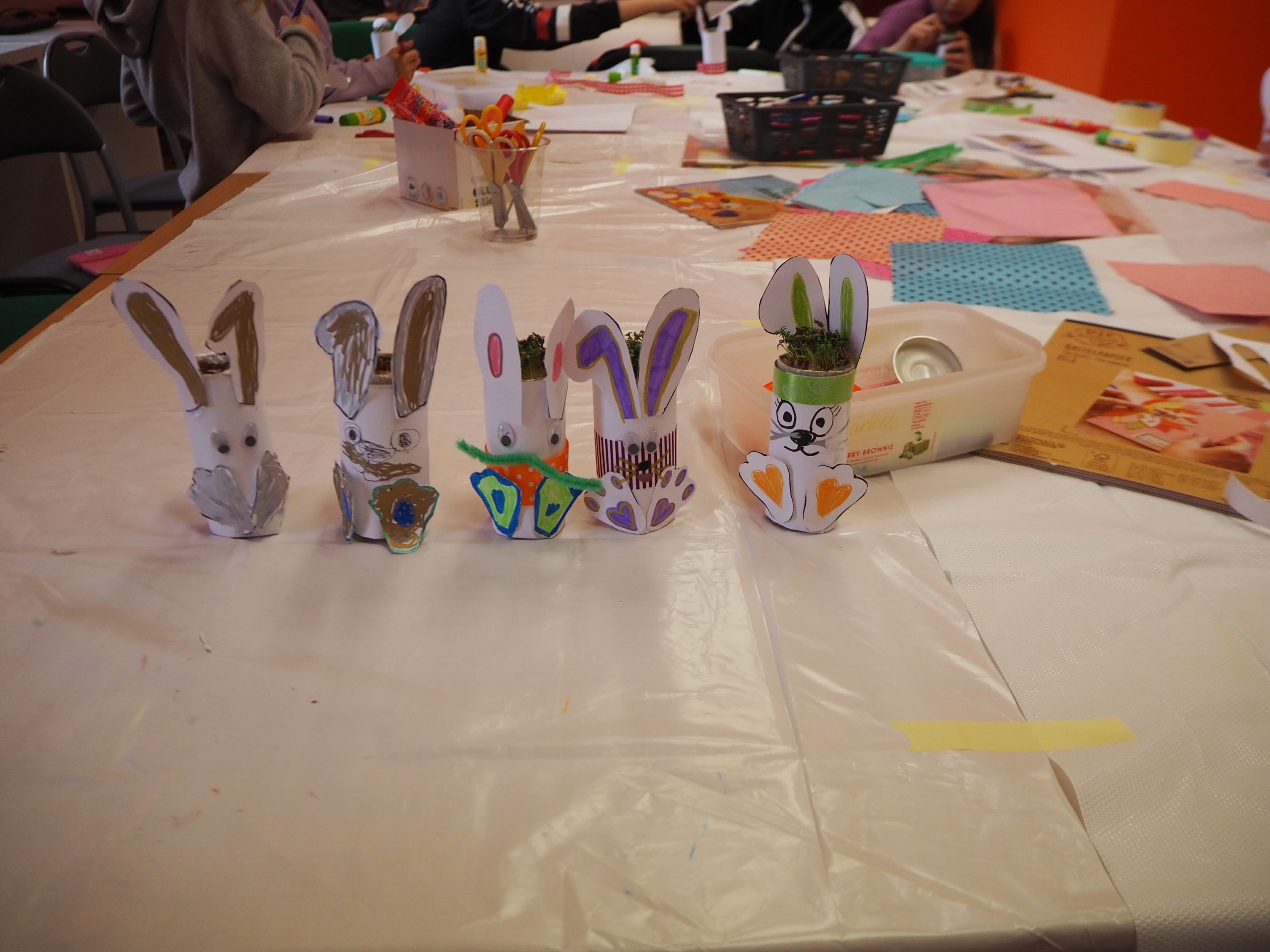 Zajączki z rolek papieru toaletowego.