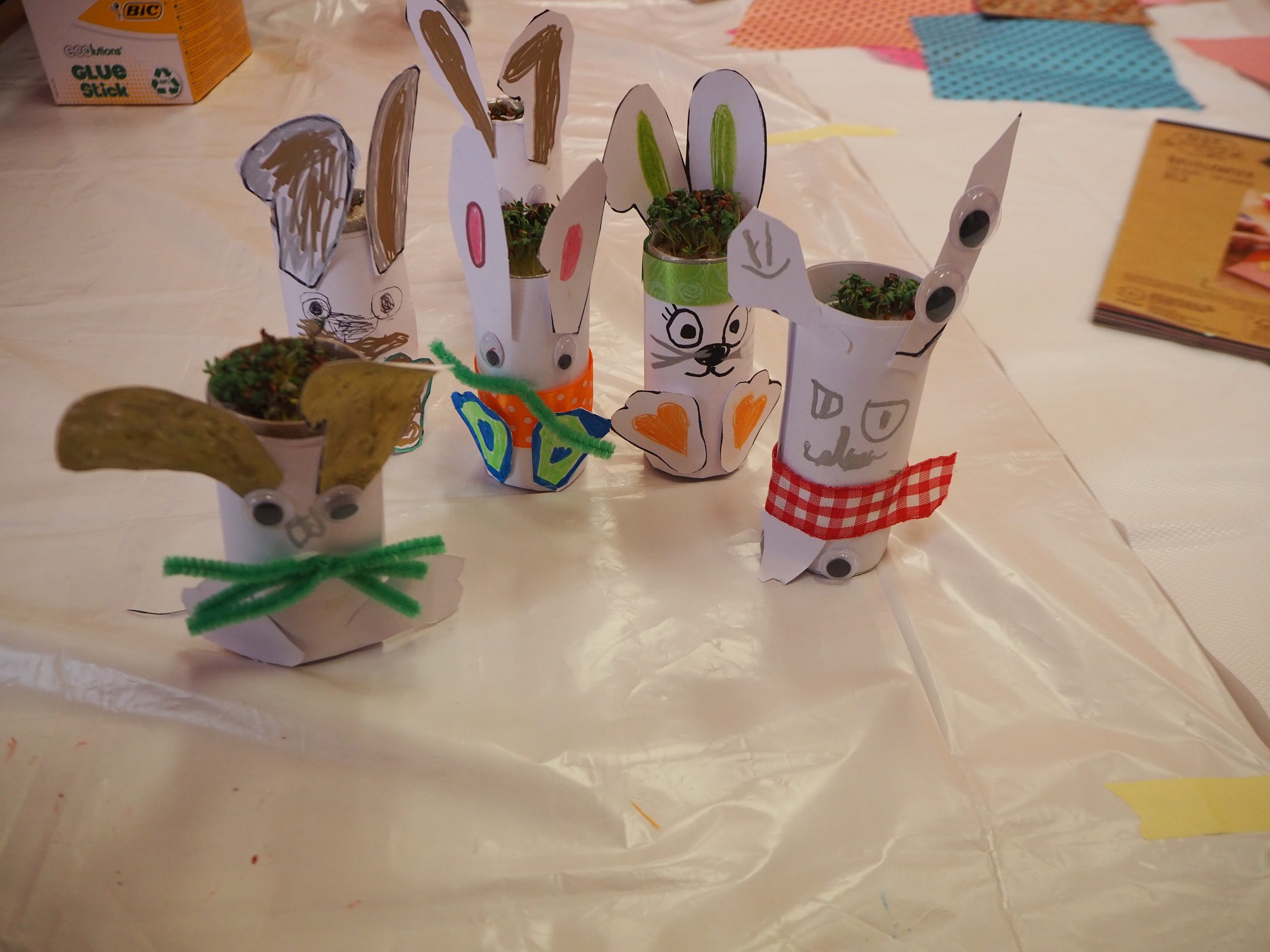 Pięc zajączków wykonanych z rolek po papierze toaletowych z posiana rzeżuchą