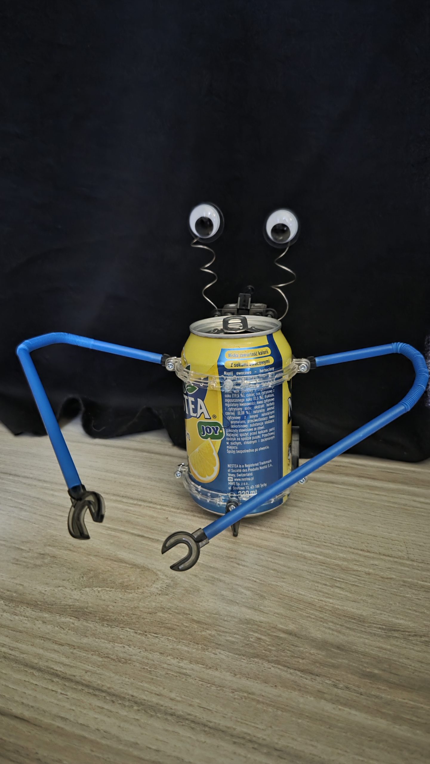 robot z puszki innych elementów