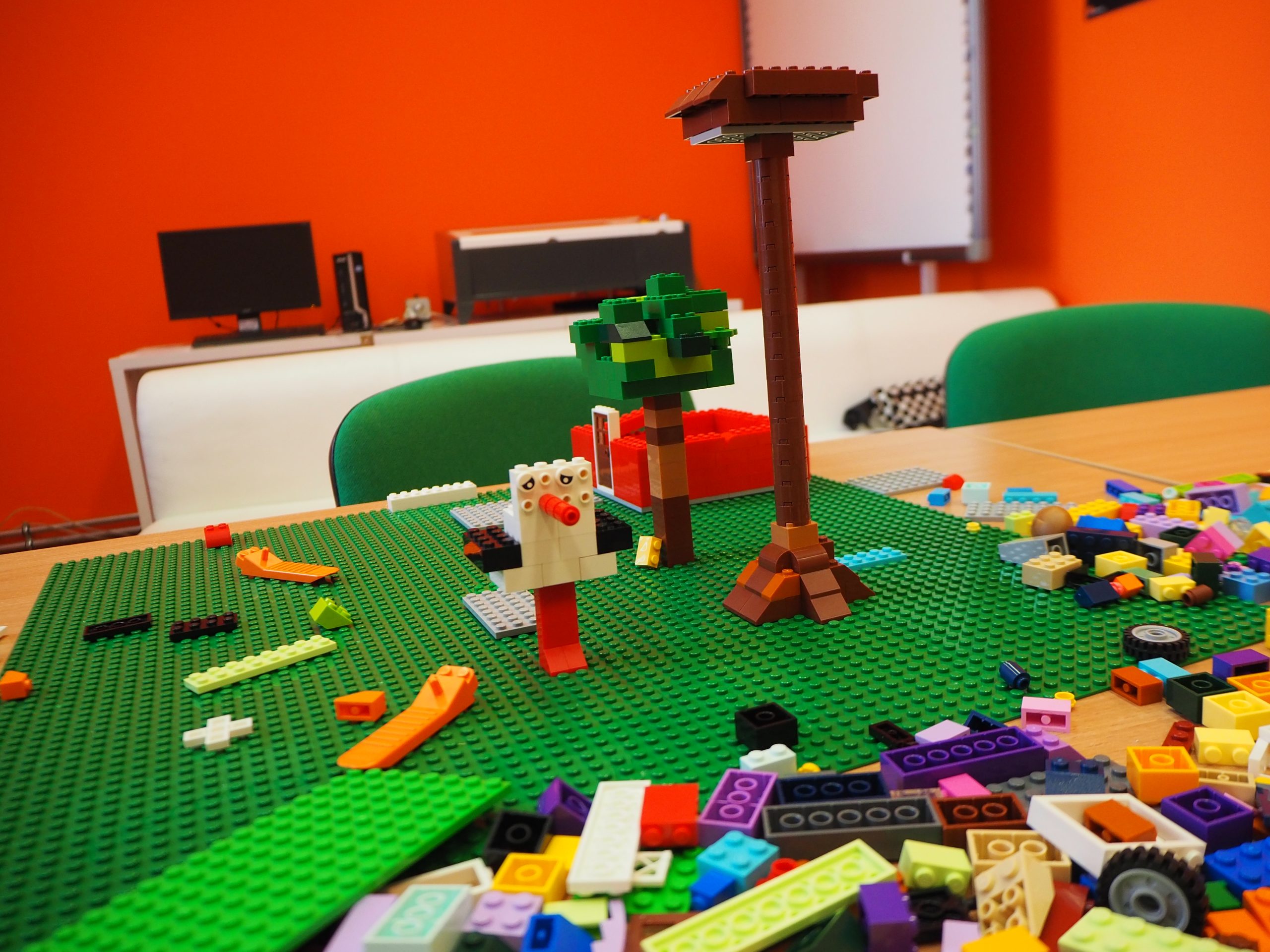 zbudowany z klocków lego bocian