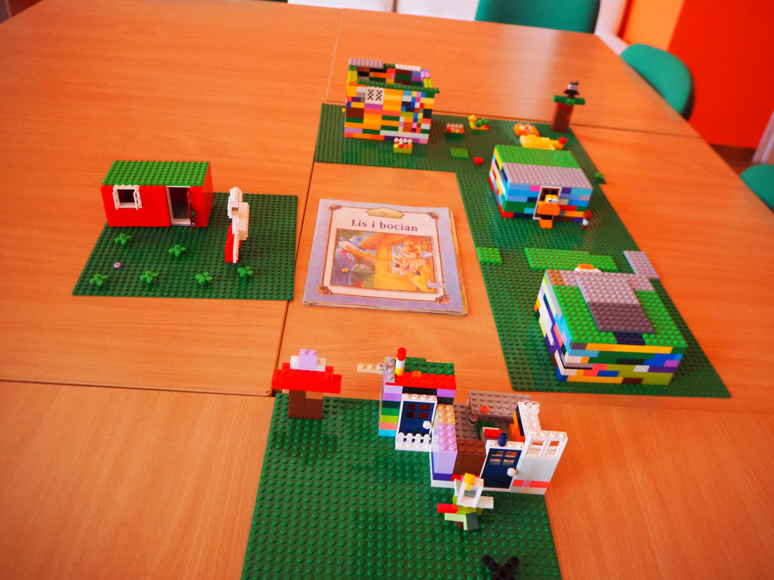 na stole ułożone ciekawe konstrukcje z klocków lego i książka lis i bocian