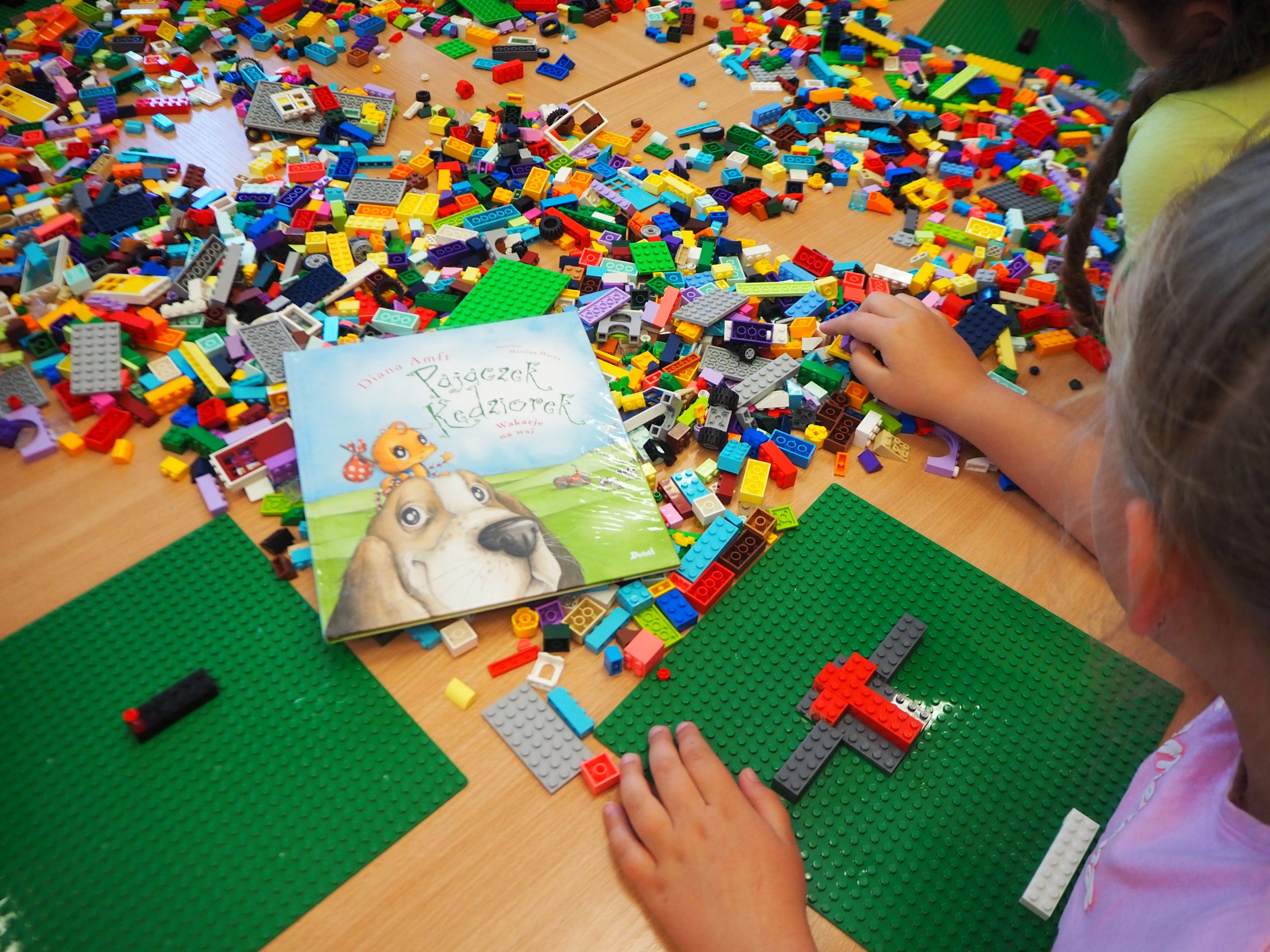 bajka wakacje na wsi i klocki lego na stole