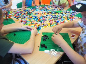 klocki lego rozsypane na stole