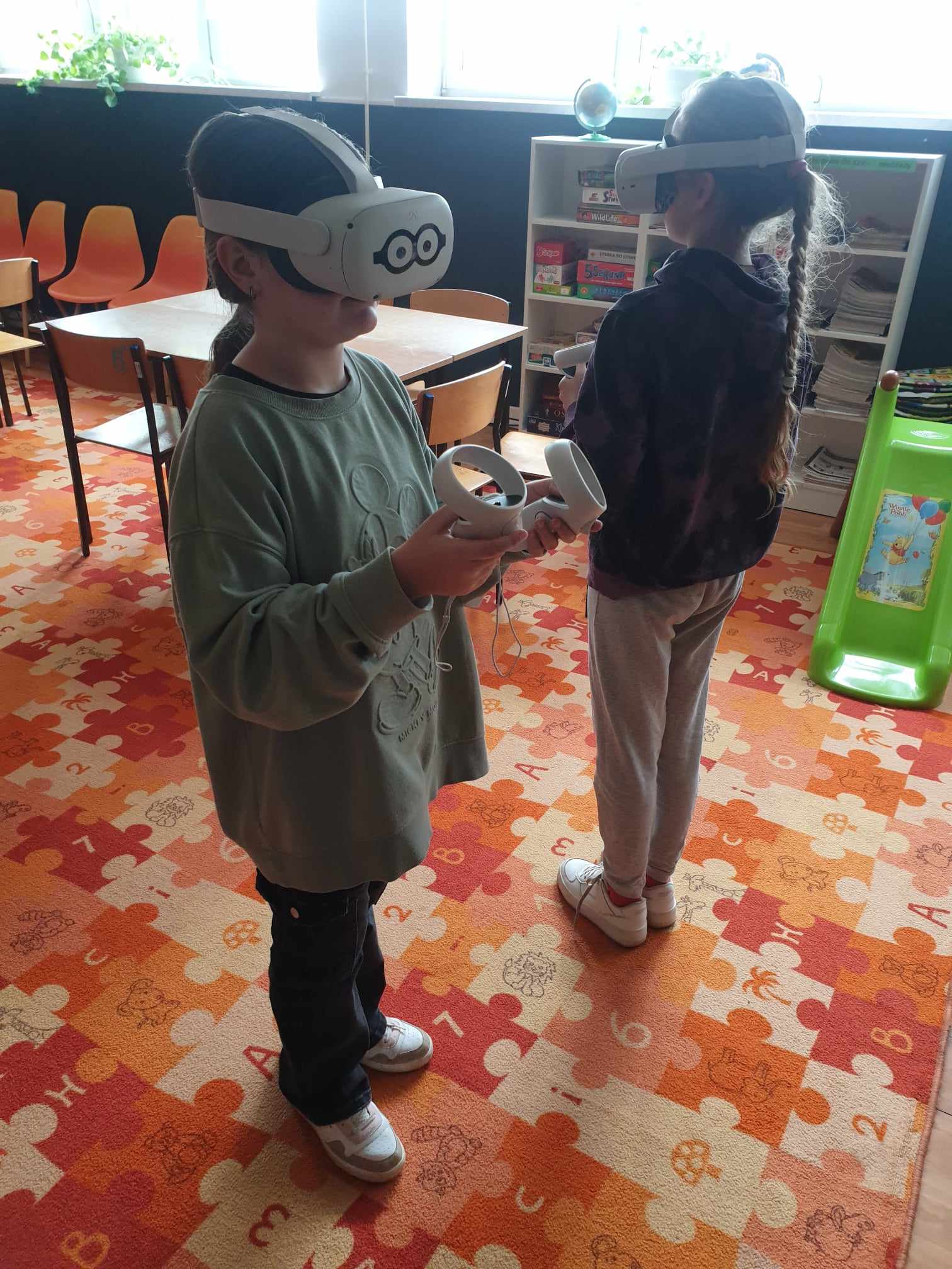 Dwójka dzieci korzystających z gogli VR.