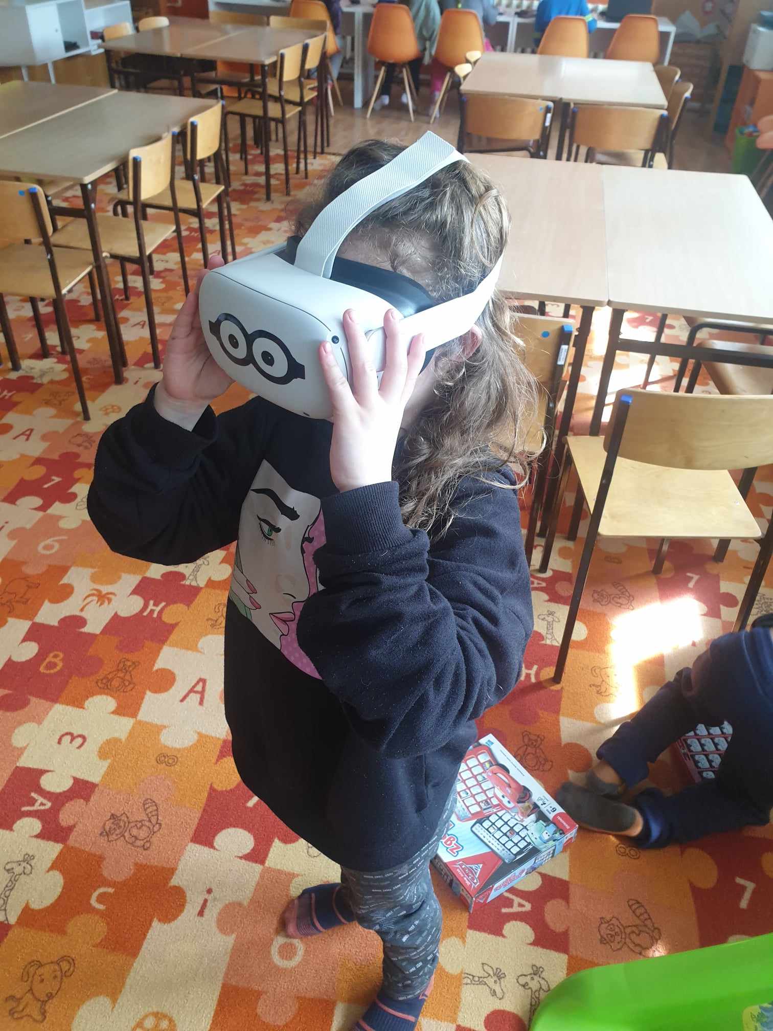 Dziewczynka w goglach VR.