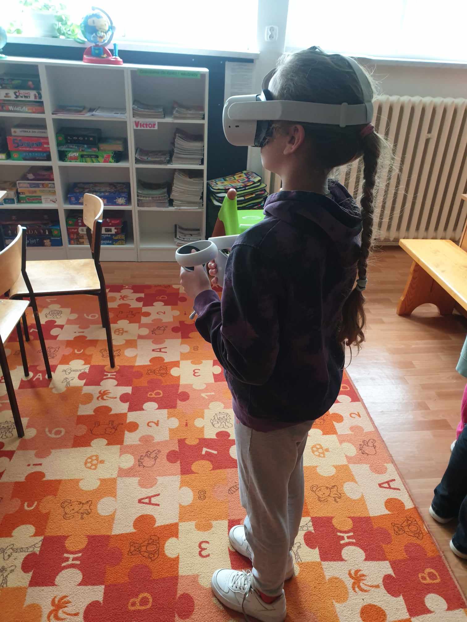 Dziewczynka w goglach VR.