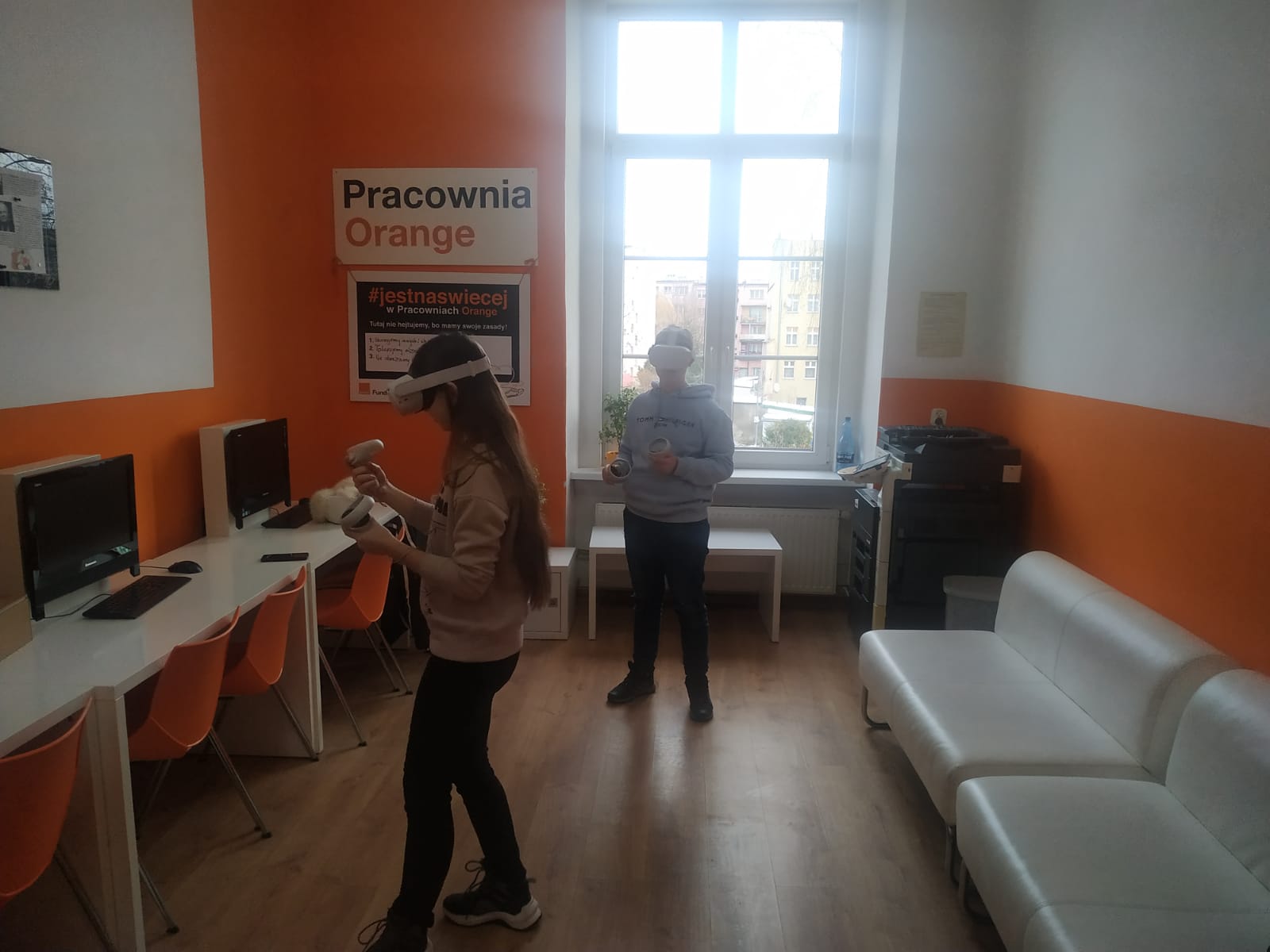 Dwójka nastolatków podczas używania gogli VR w Pracowni Orange.