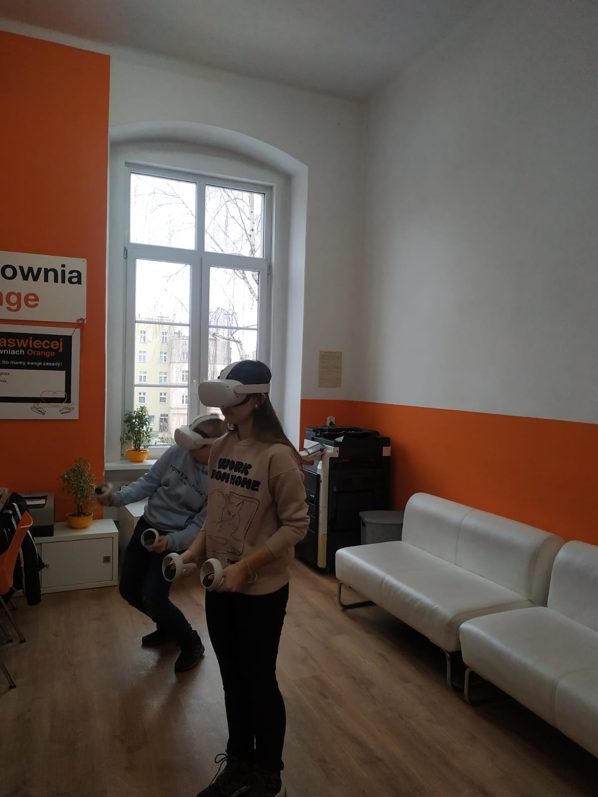 Dwójka nastolatków podczas używania gogli VR w Pracowni Orange.