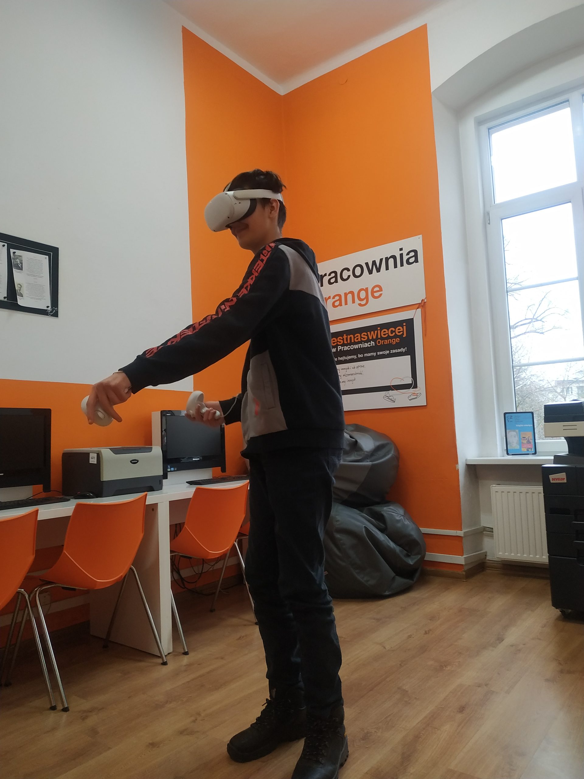 Chłopiec w Pracowni Orange z goglami VR na głowie