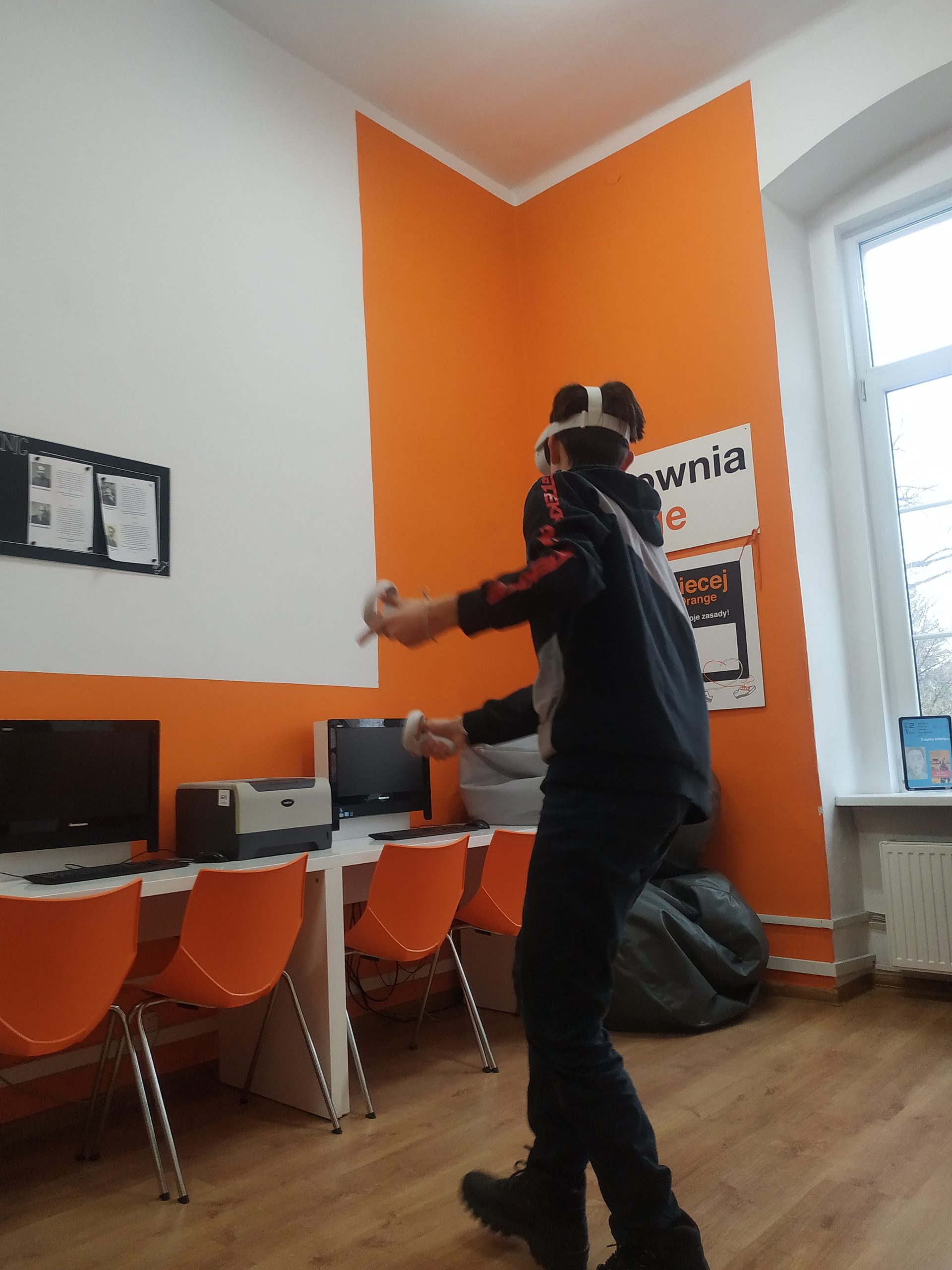 Chłopiec w Pracowni Orange z goglami VR na głowie