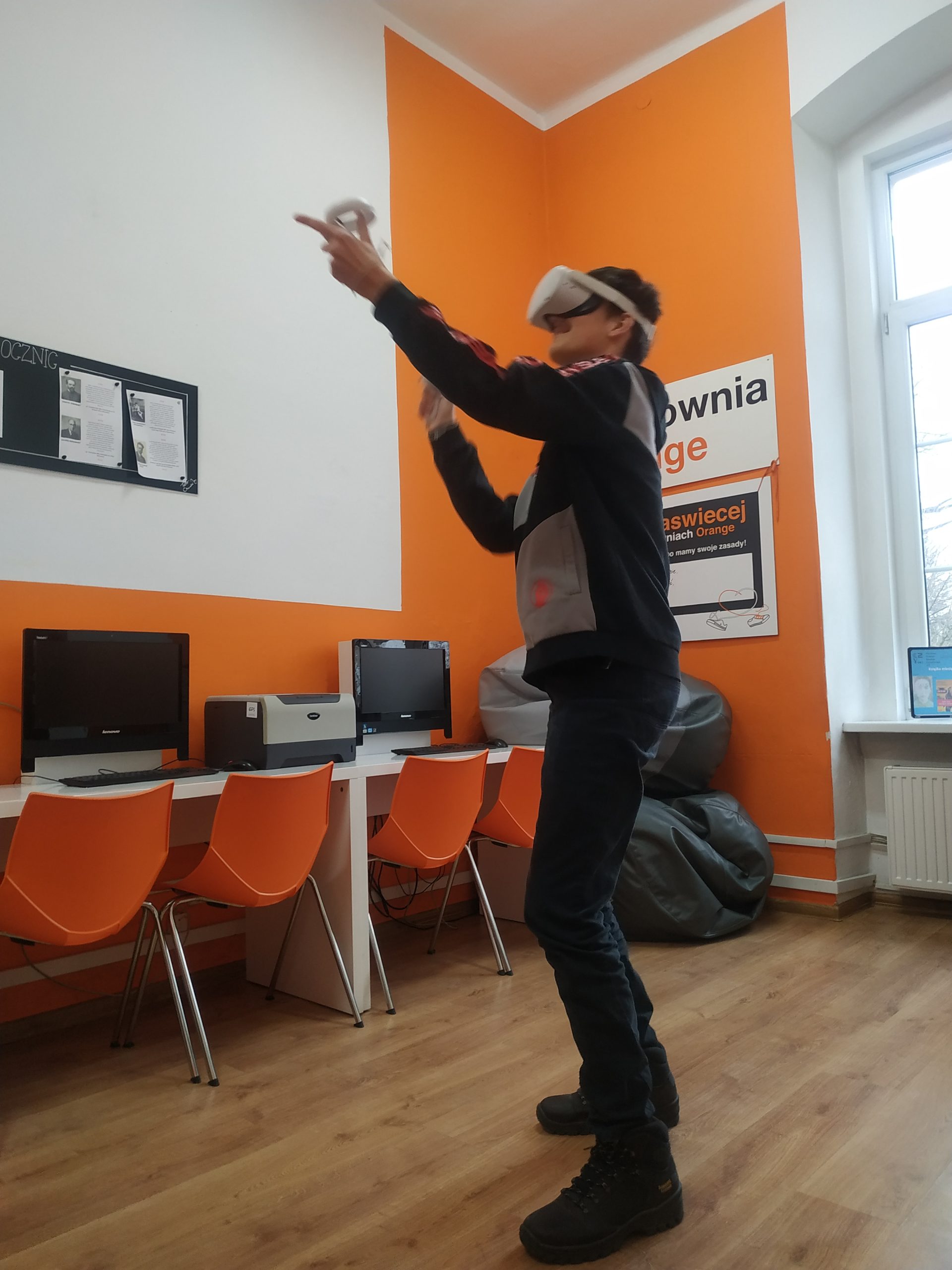 Chłopiec w Pracowni Orange z goglami VR na głowie